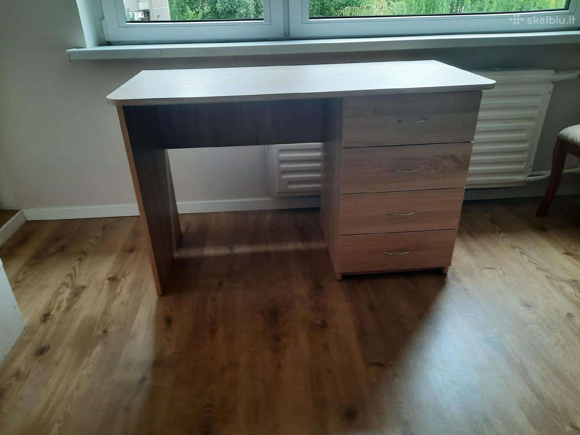 Rašomasis stalas su stalčiais