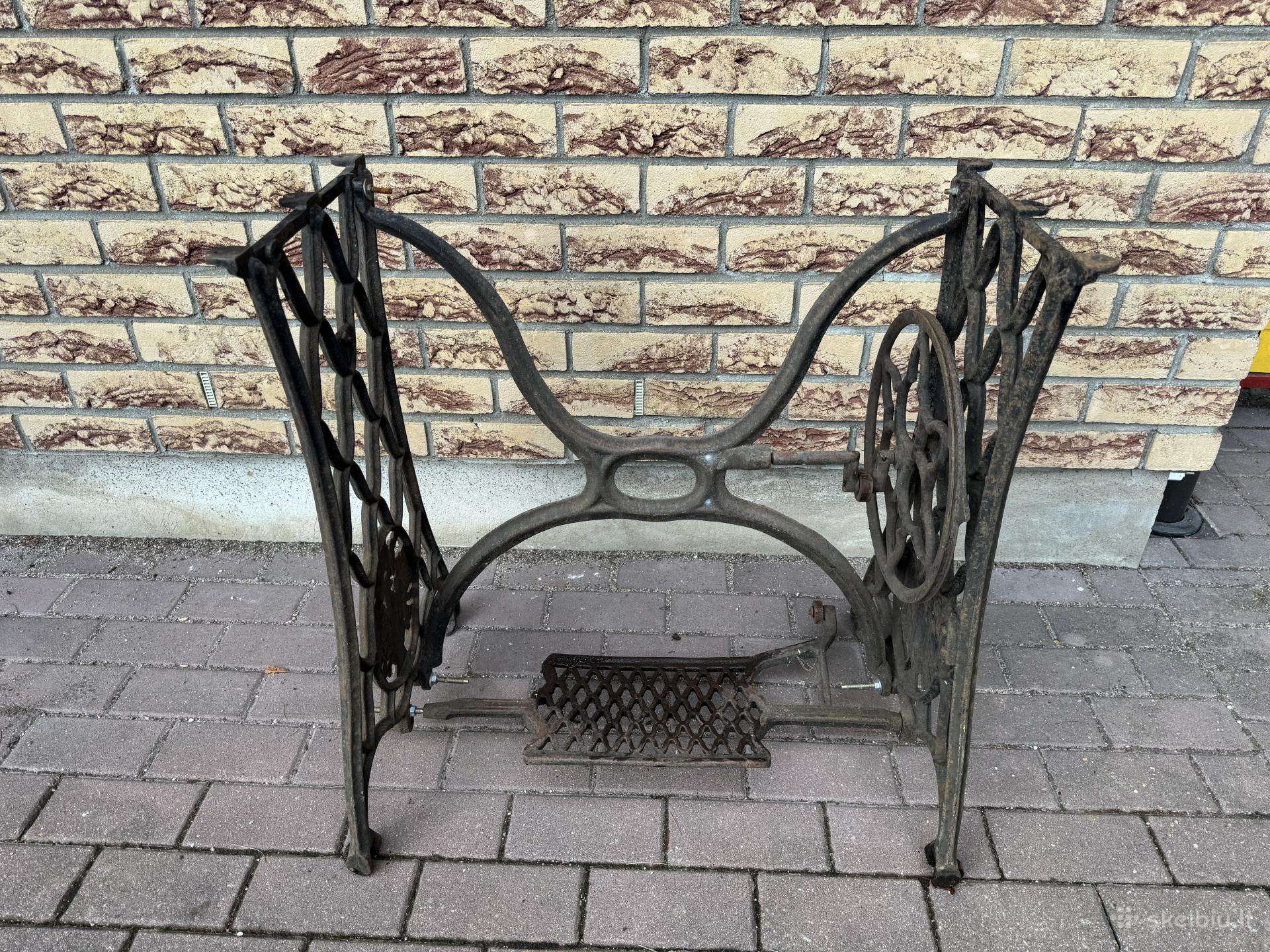 Ketaus siuvimo mašinos stovas