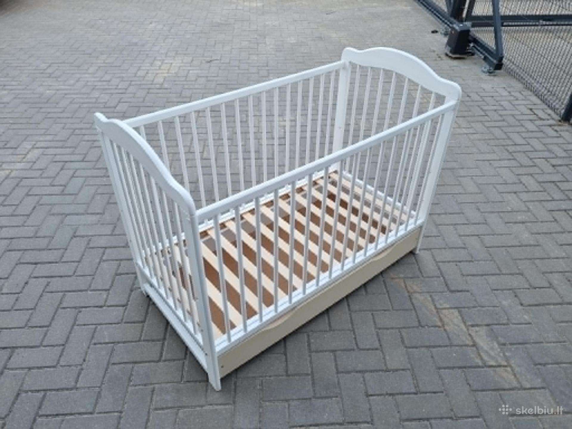 Parduodama medinė kūdikio lovelė