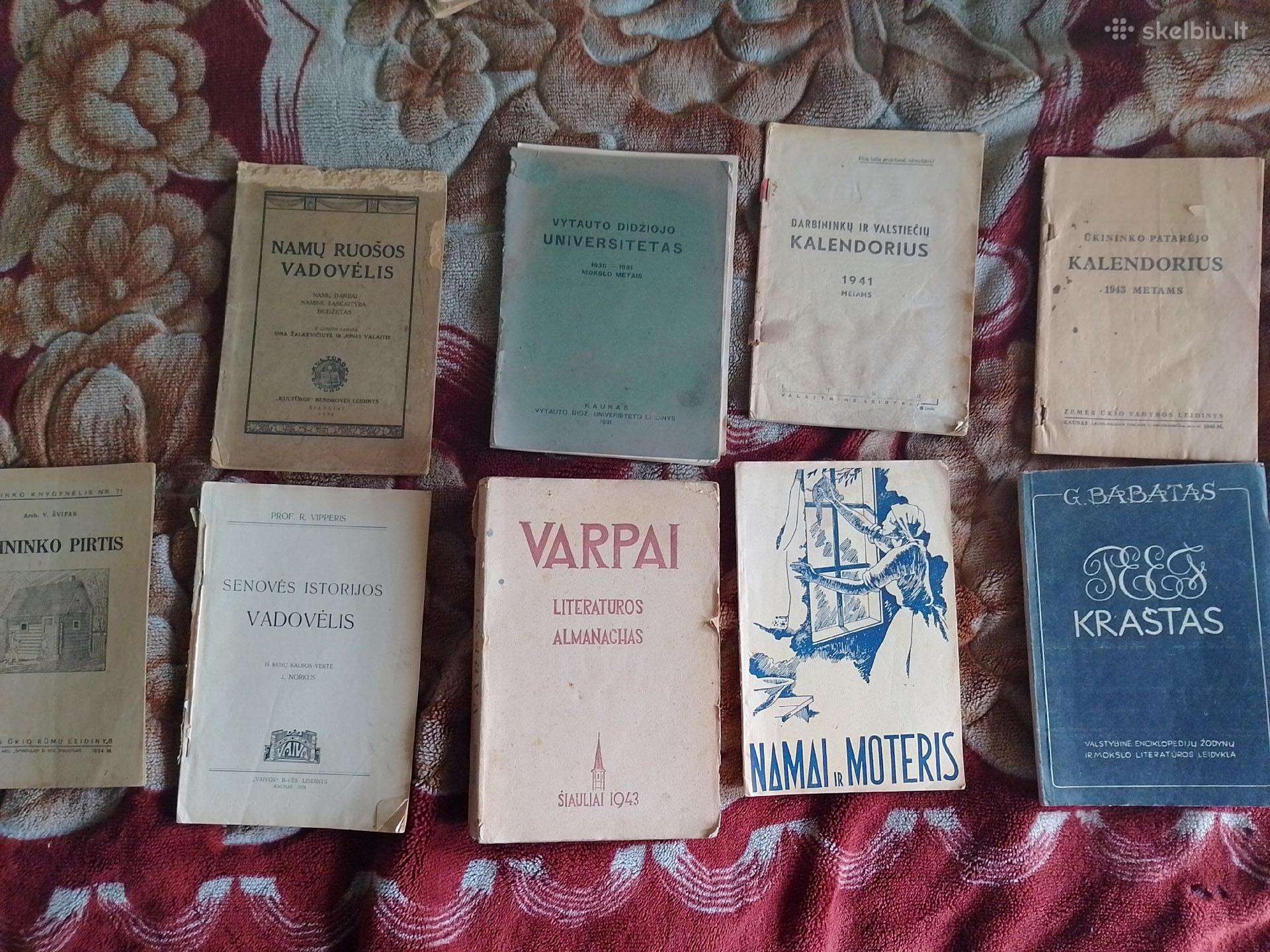 Įvairios senovinės knygos.