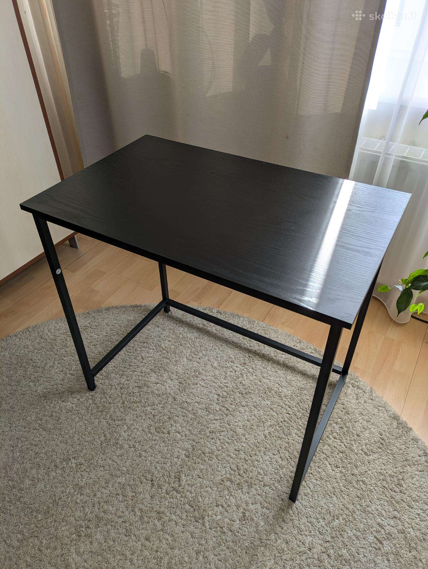 Juodas, kompaktiškas staliukas laptopui ar rašymui