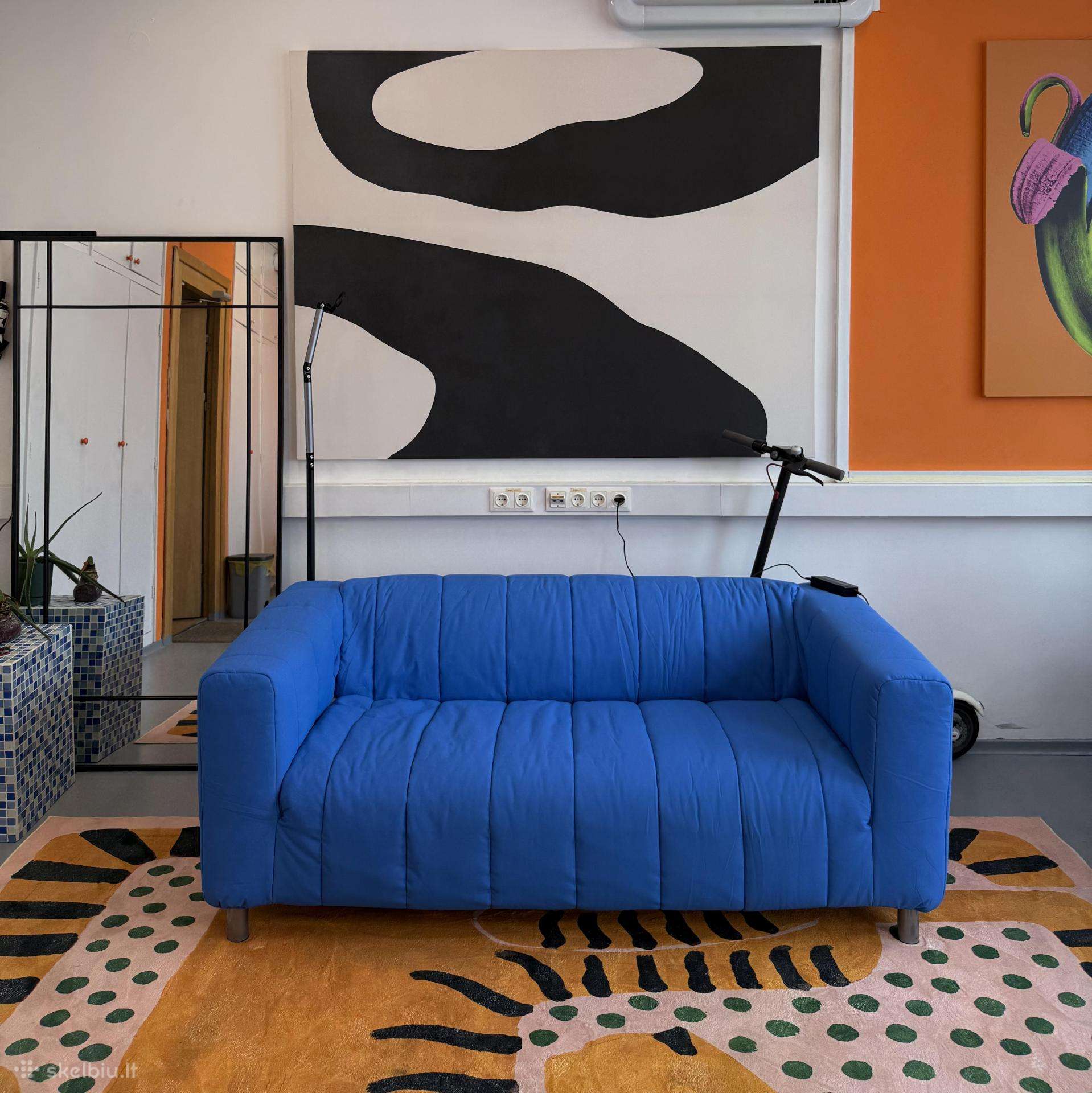 Ryškiai mėlyna Ikea dvivietė sofa