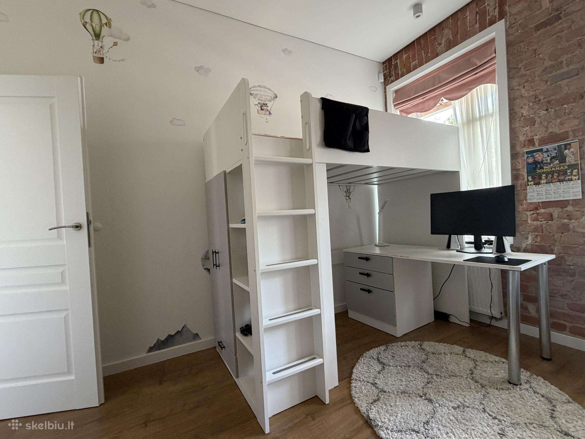 Dviaukštė Ikea lova su spinta, stalu ir spintele