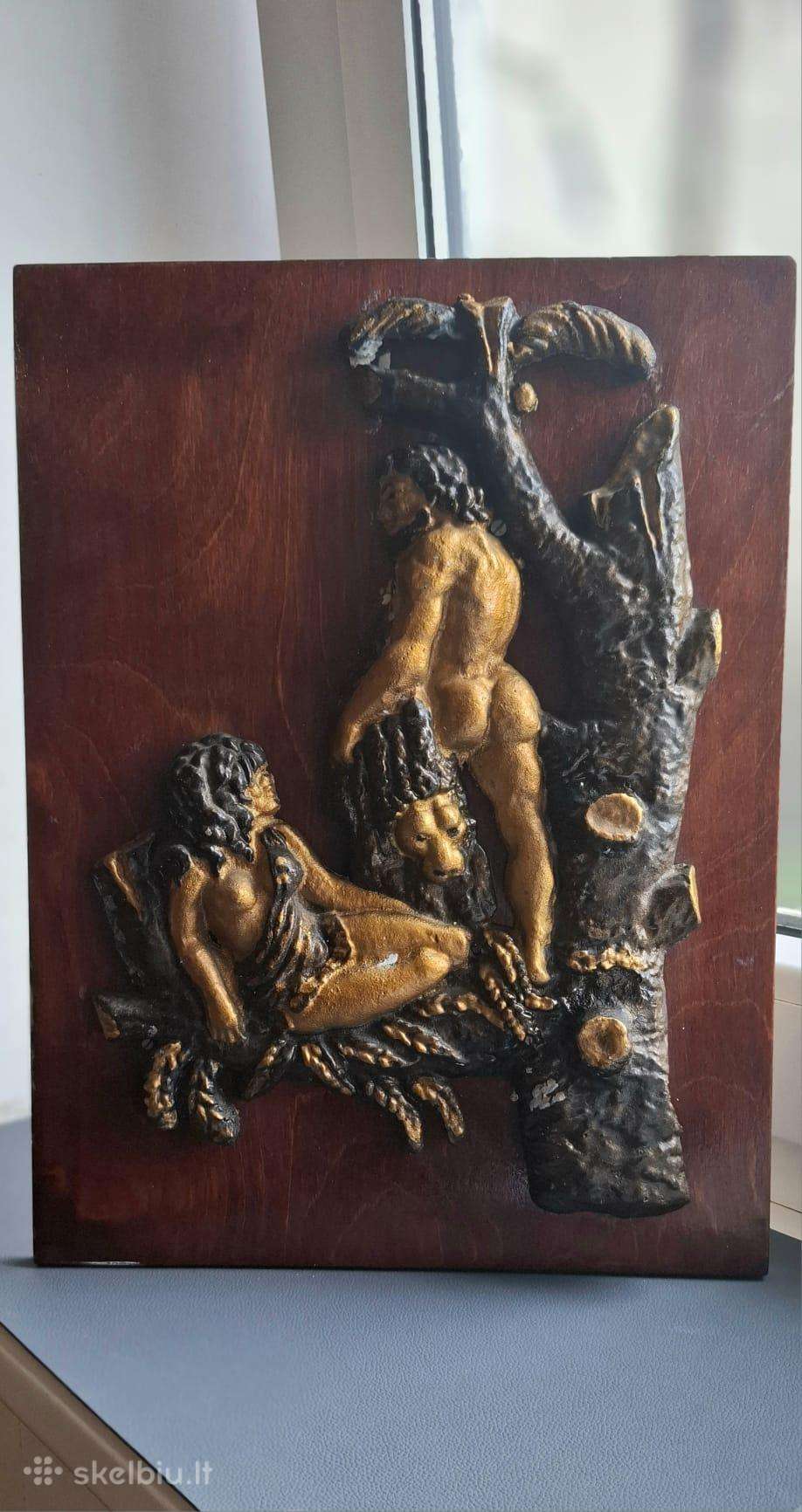 Masyvus vintažinis metalinis bareljefas.