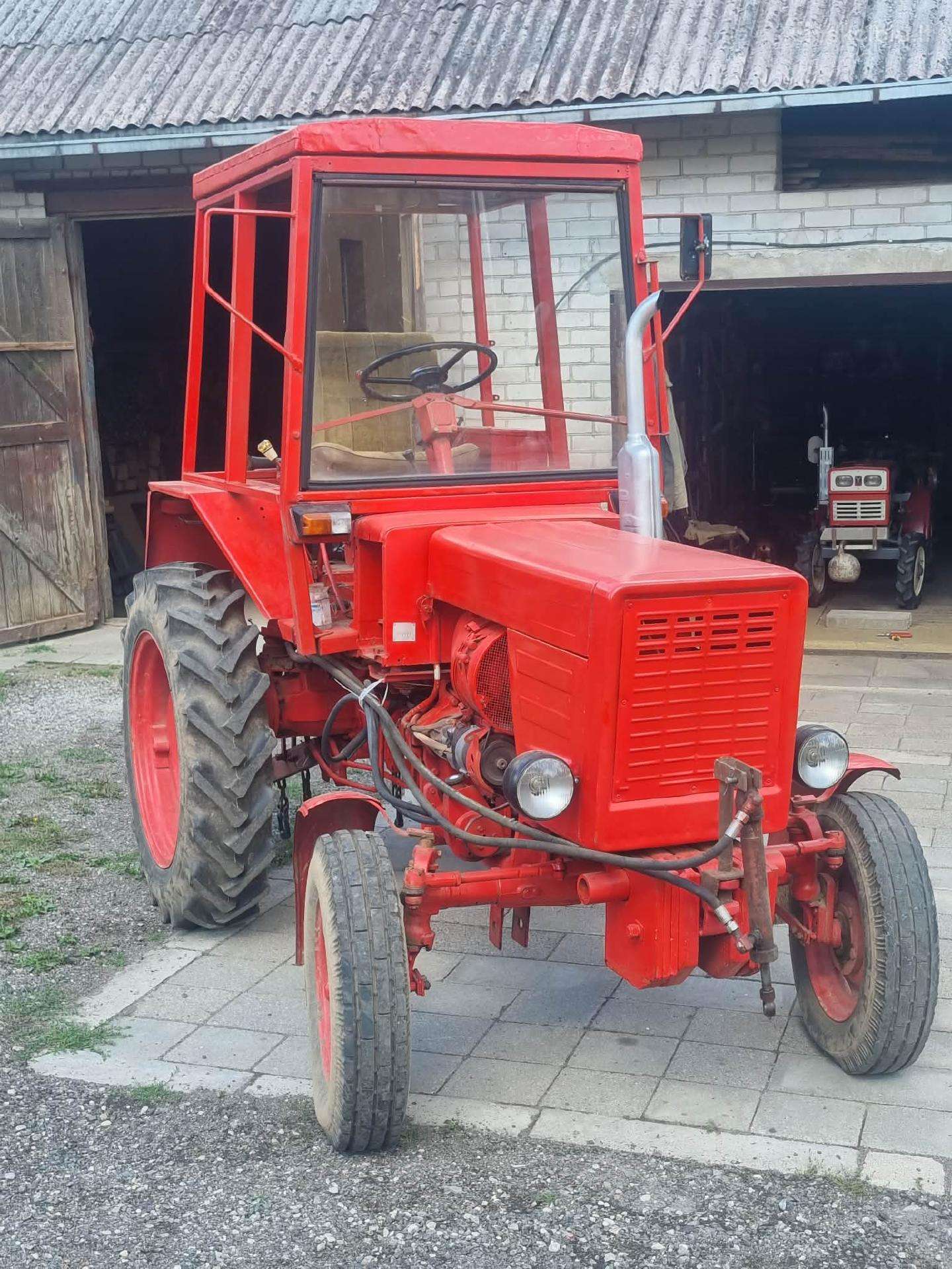Traktorius T-25 su papildomais padargais