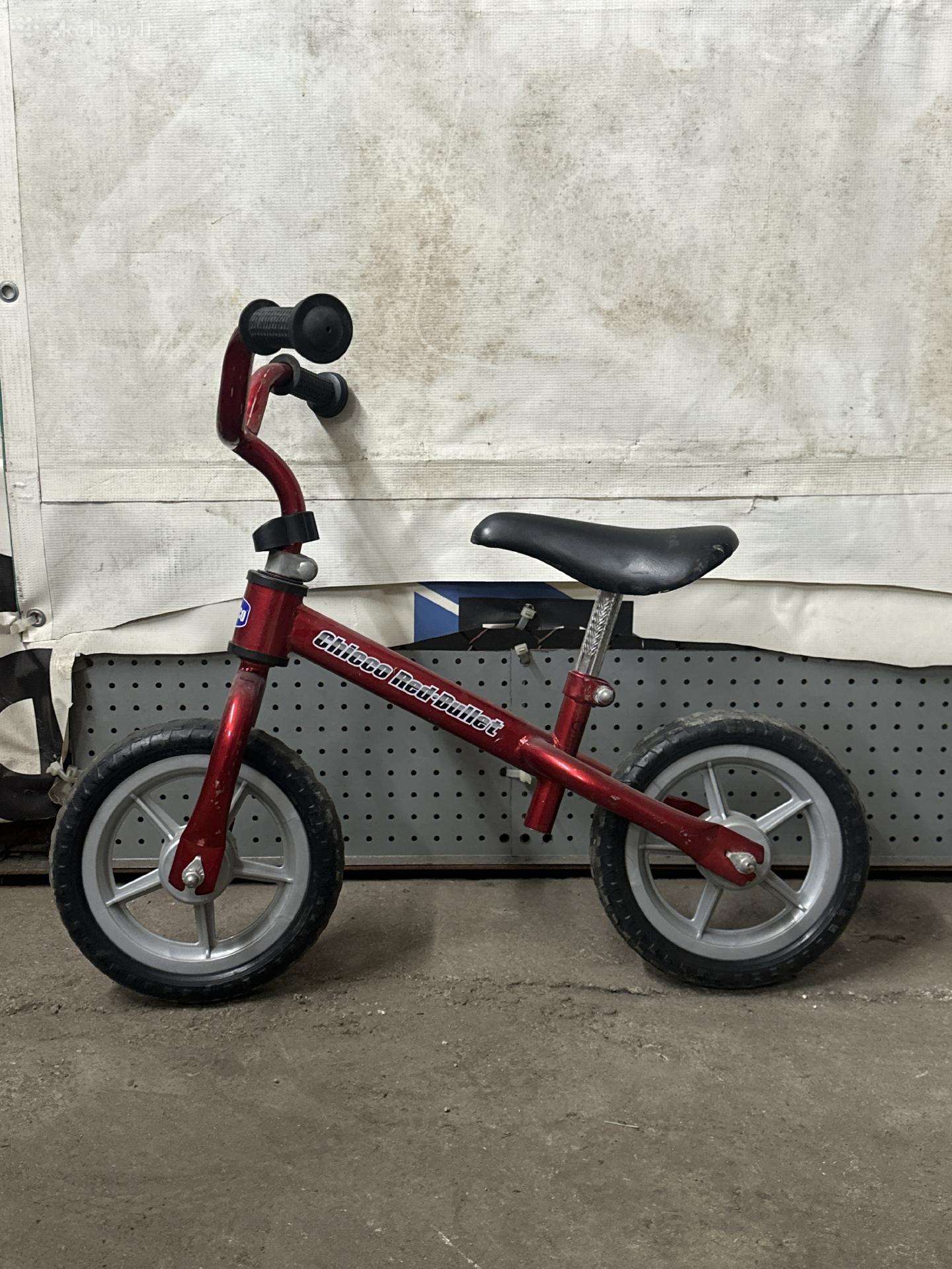 Vaikiškas balansinis dviratukas Chicco Red Bullet