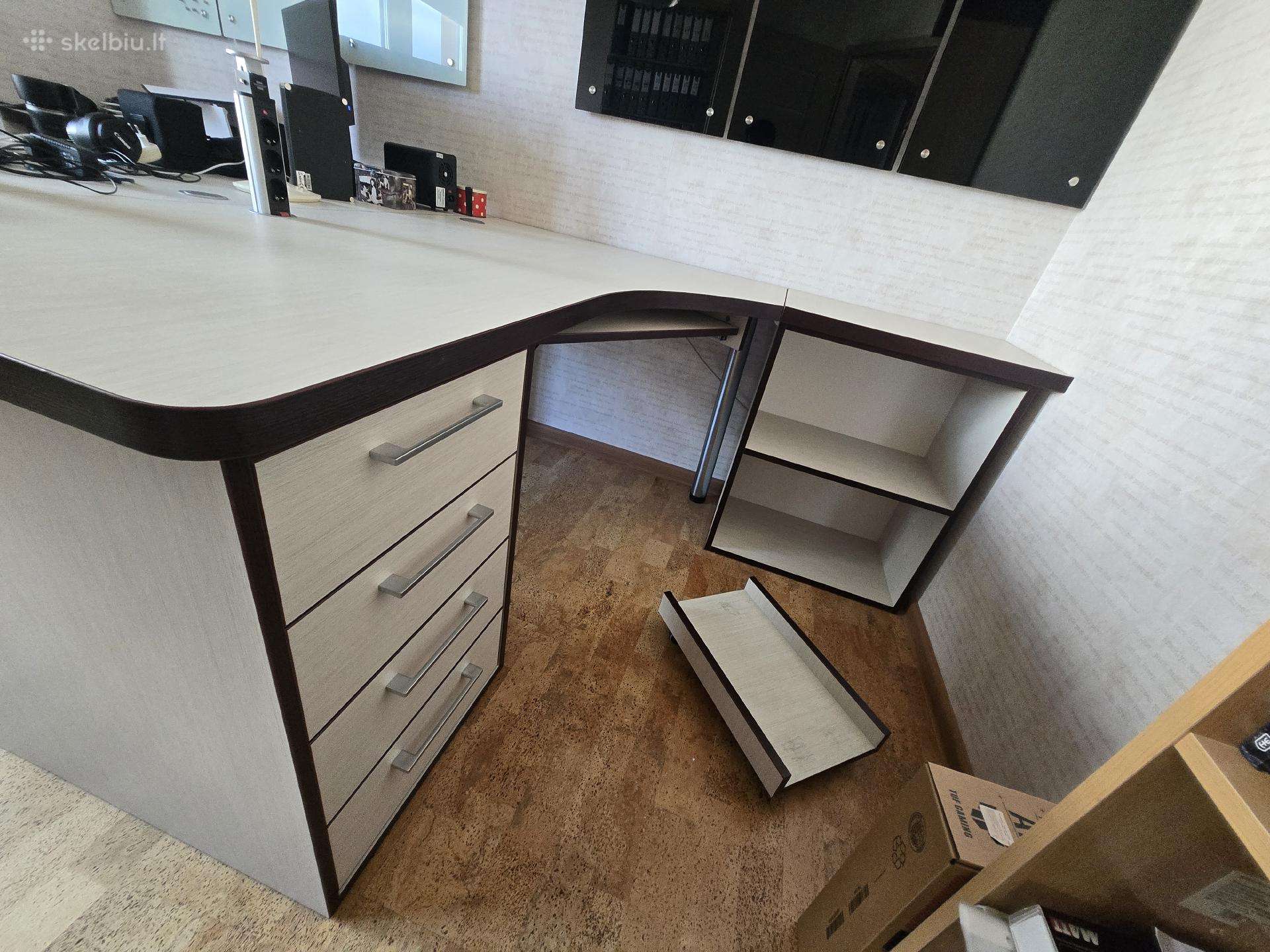 Darbo, kampinis rašomasis stalas, šviesus