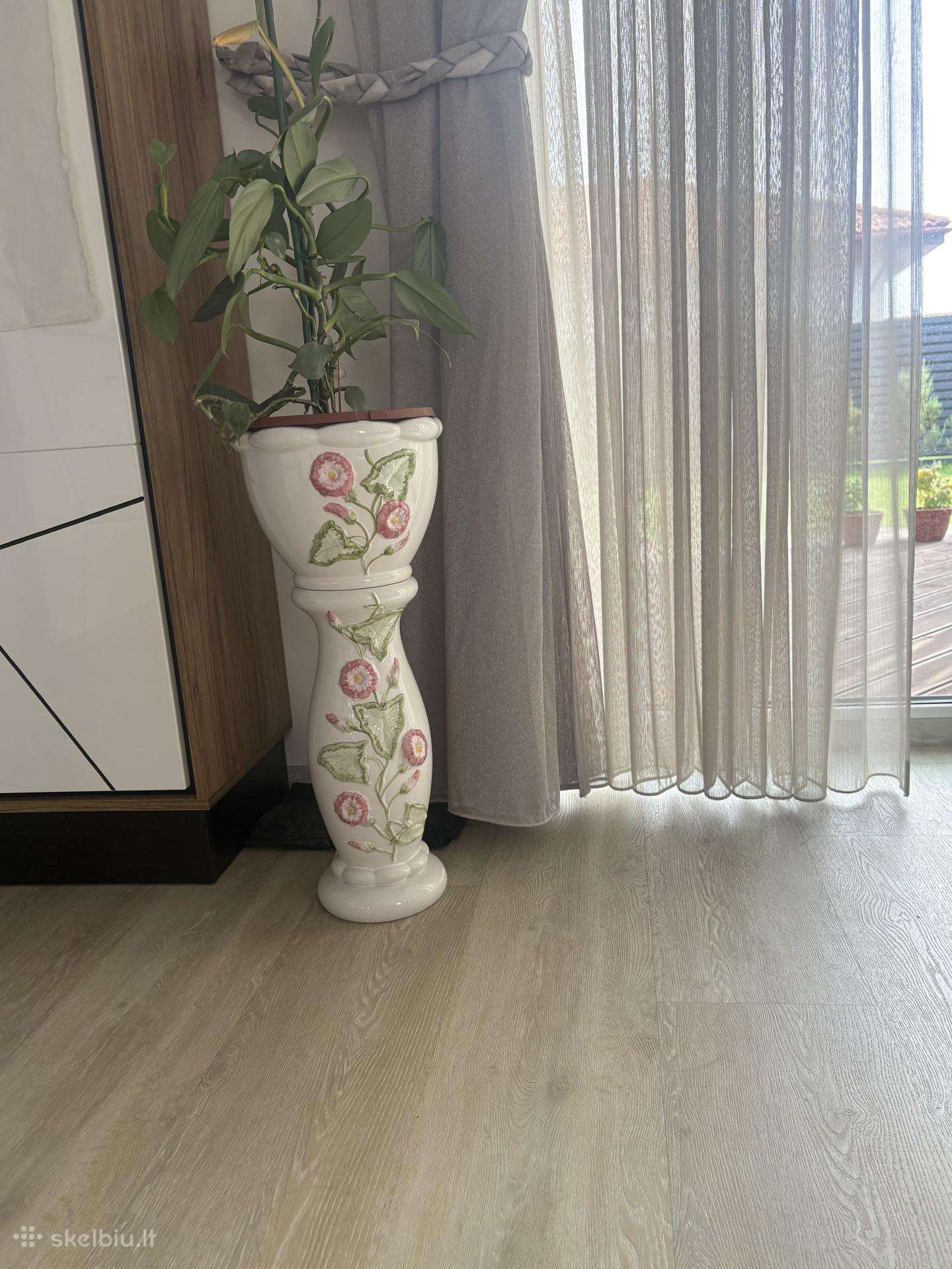 Vazonas gėlėms, baltas su išpieštomis gėlėmis