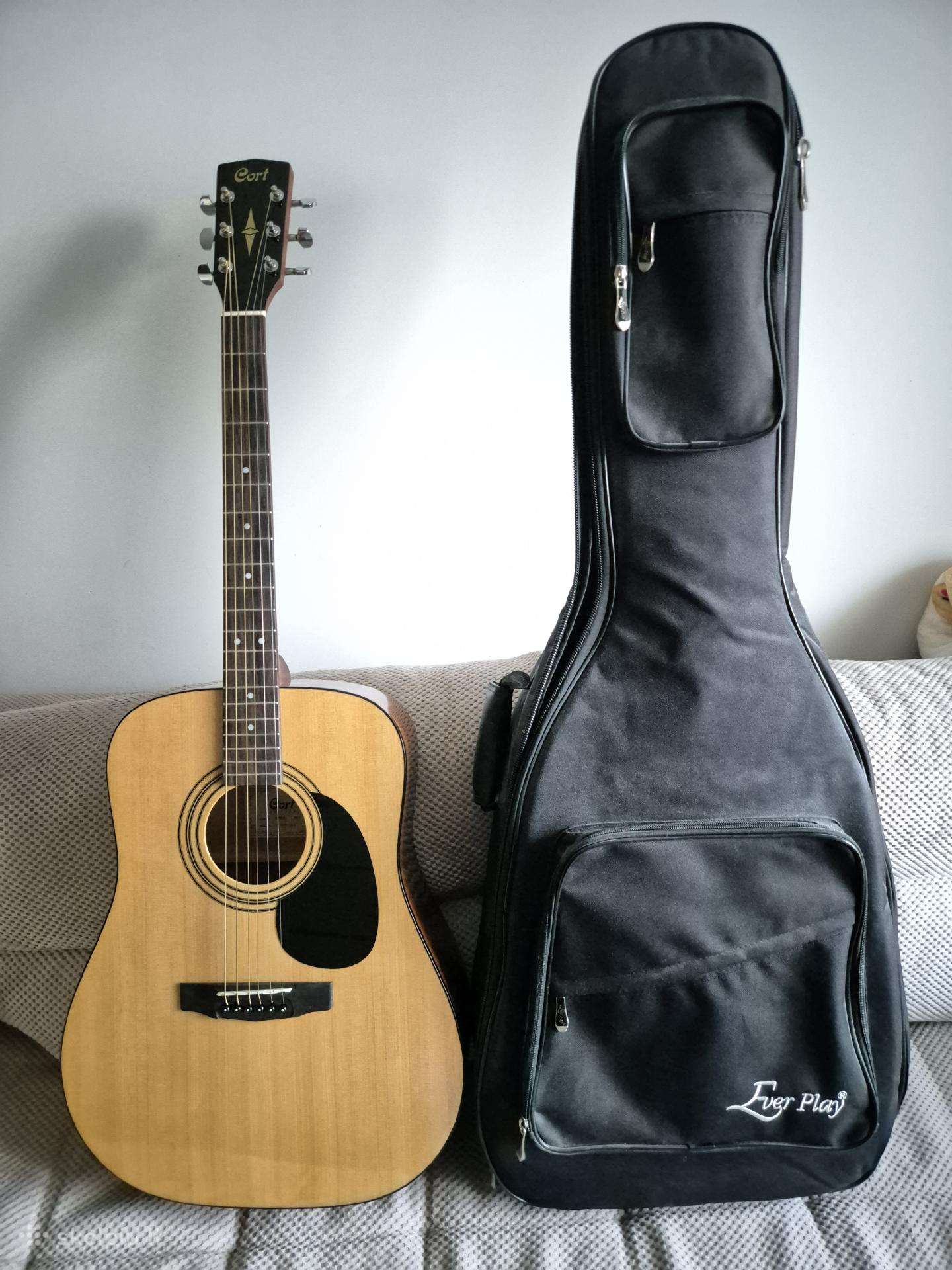 Puikios būklės akustinė Cort gitara