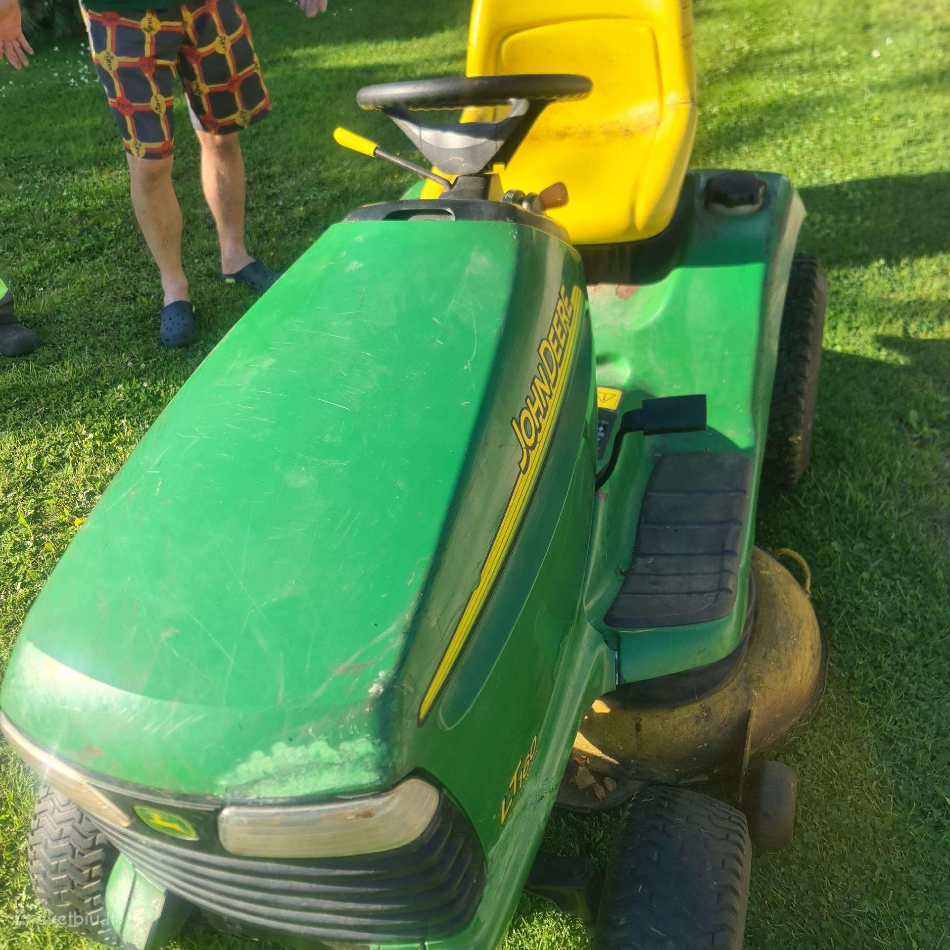 Jone deere žolės pjovimo traktoriukas