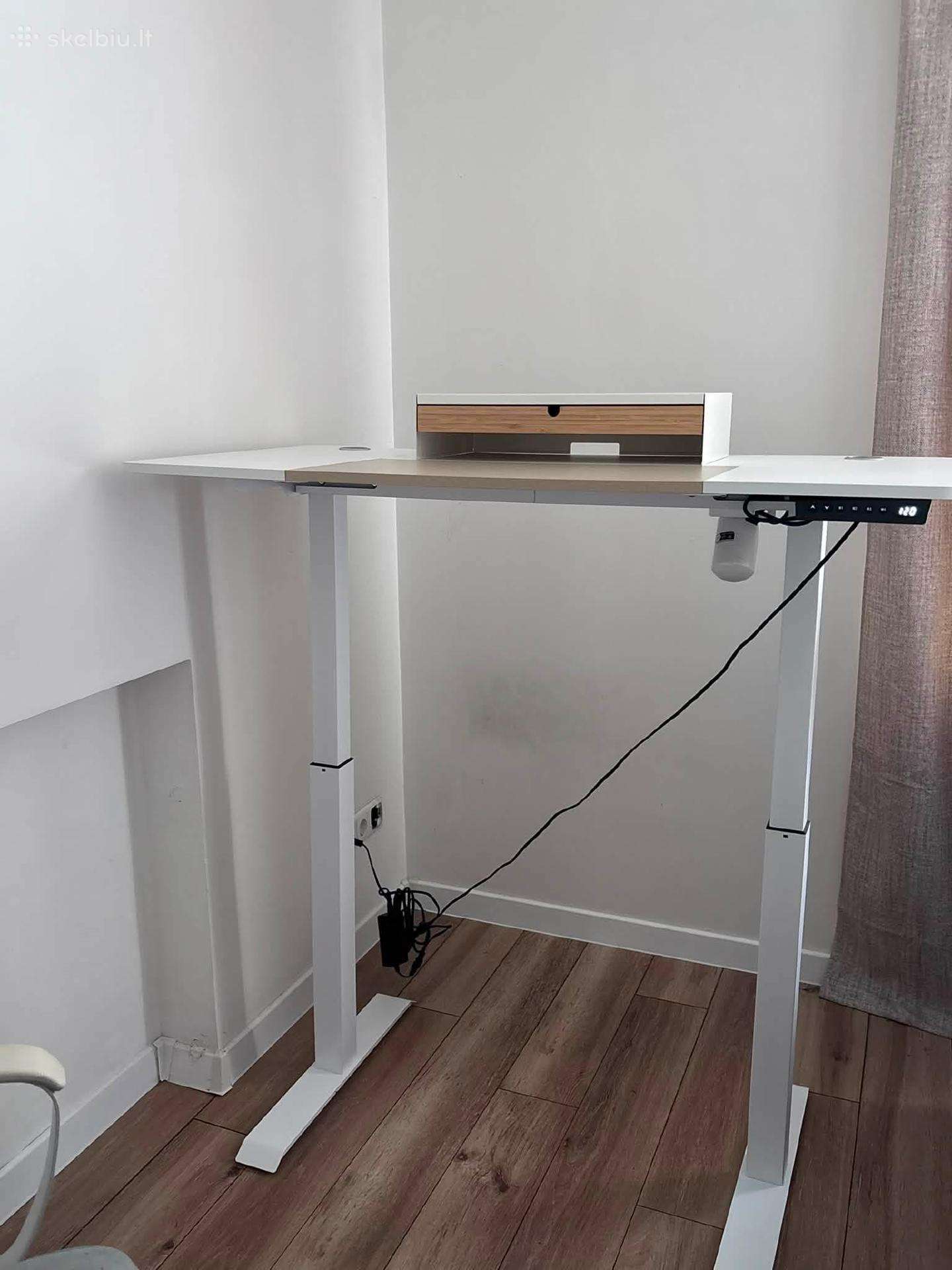 Rašomasis elektrinis stalas ir darbo kėdė