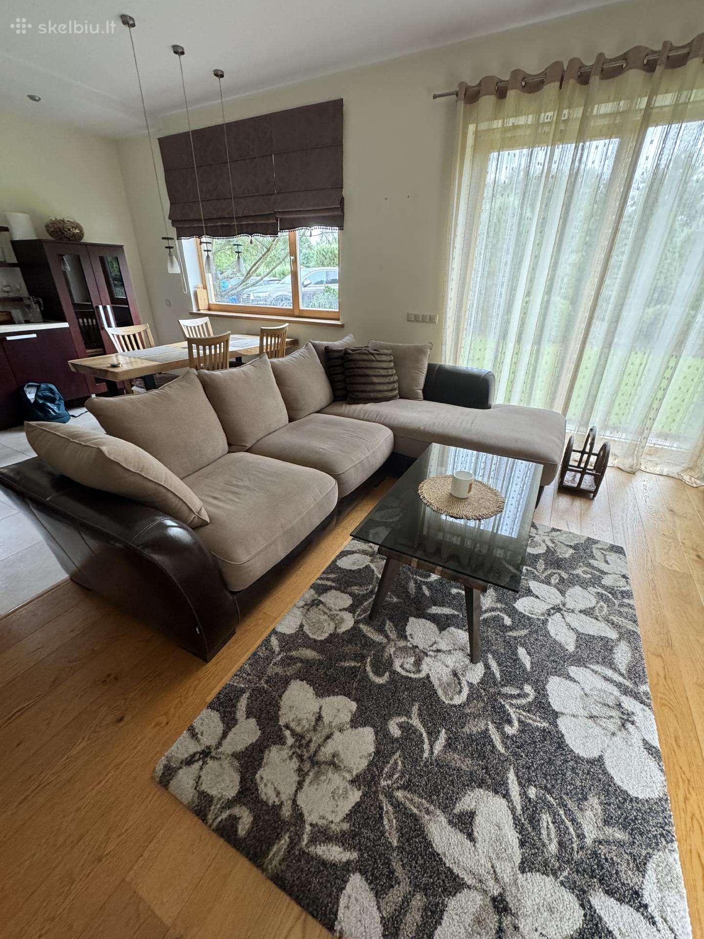 Didelė L formos kampinė sofa