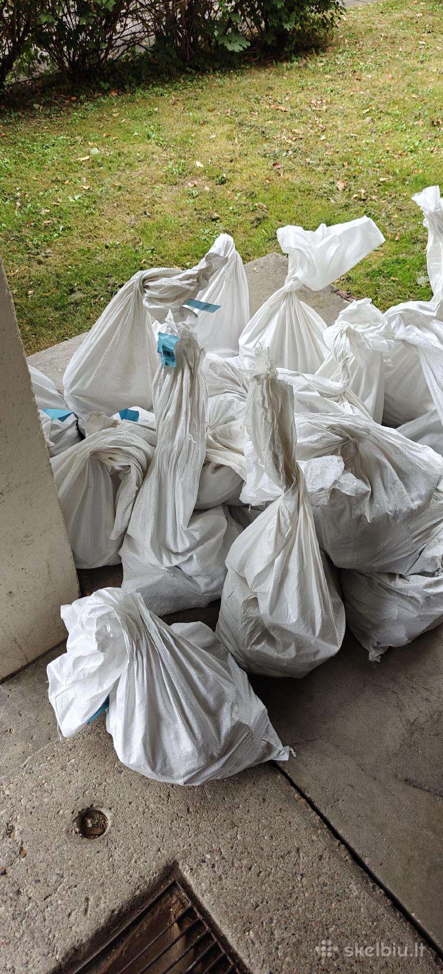 Atiduodamas betoninis gruzas, ne plytos.