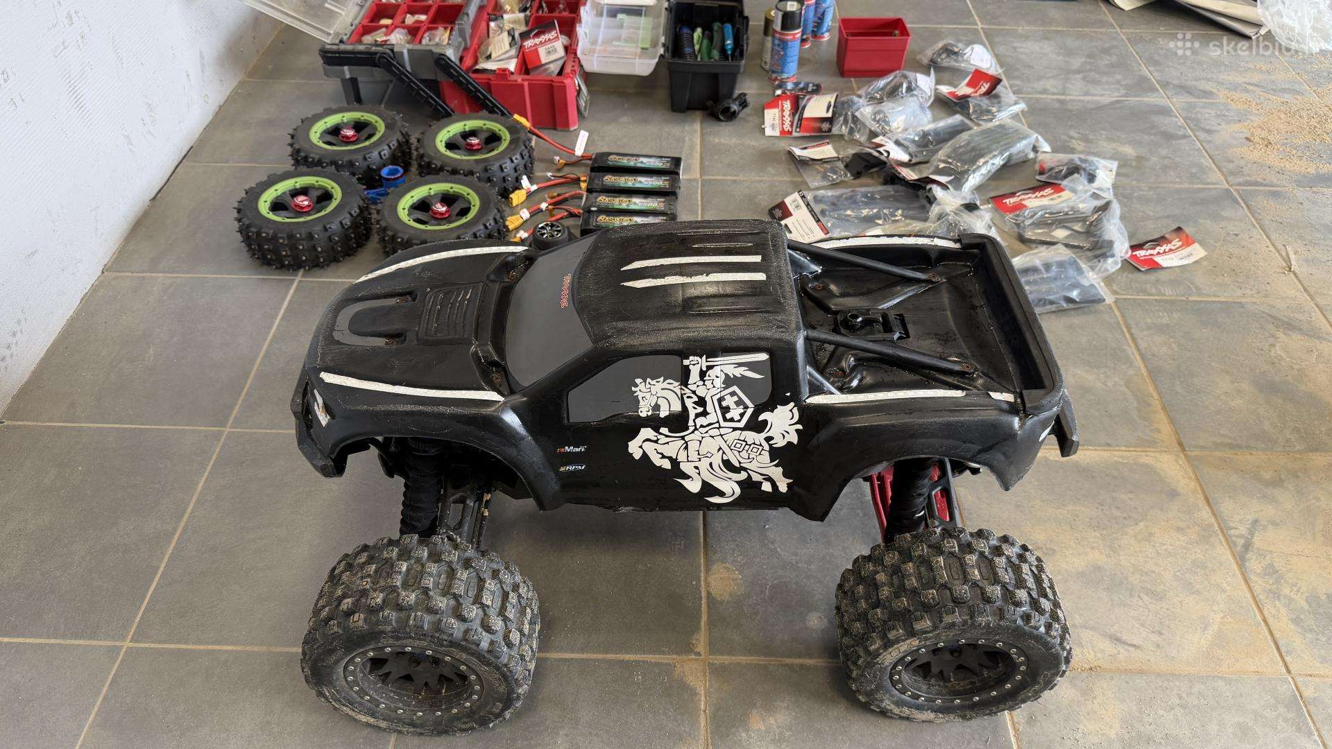 Apynaujis Traxxas X-maxx 8s su krūva dalių.