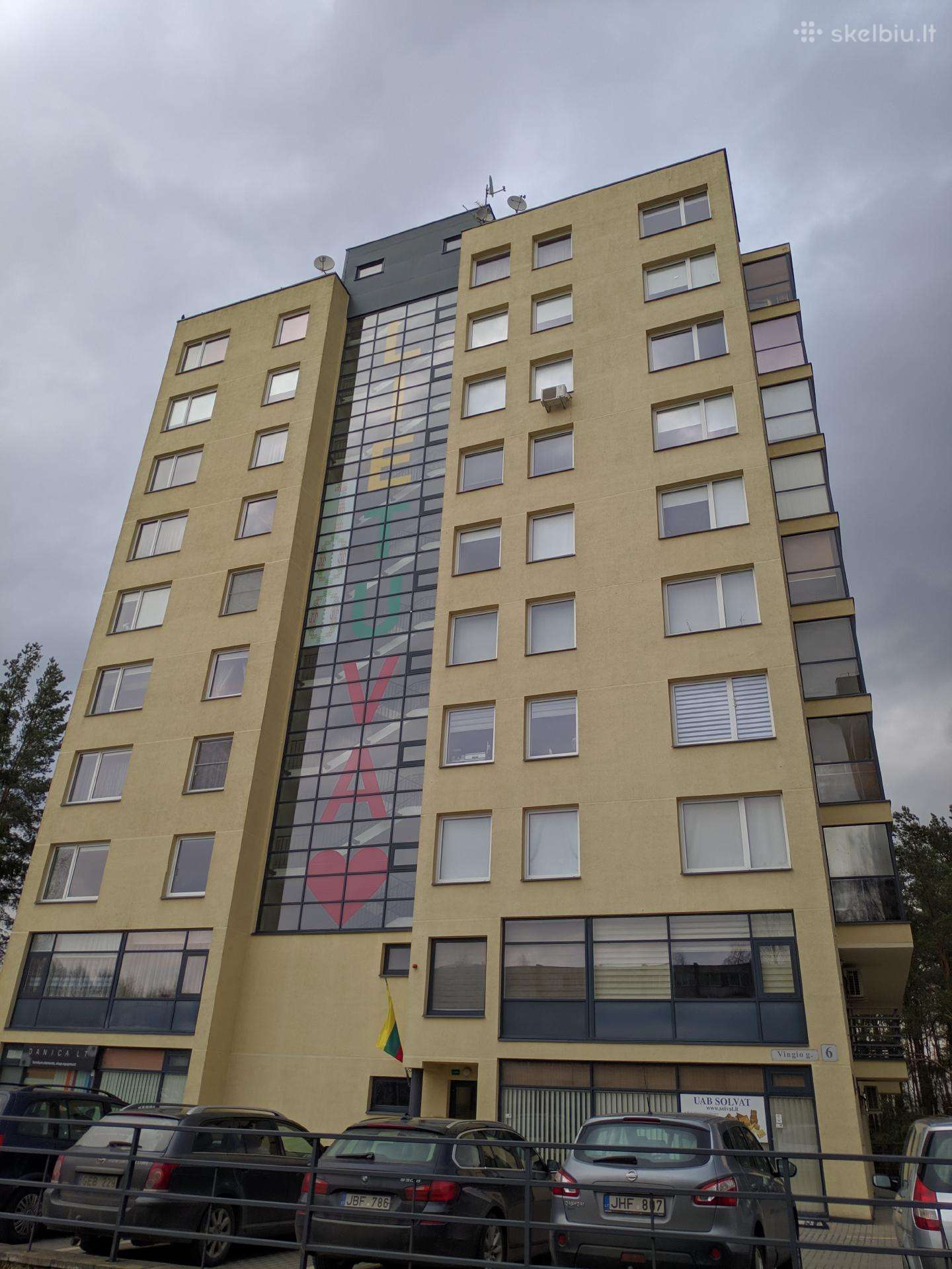 3 kambarių butas su baldais ir garažu