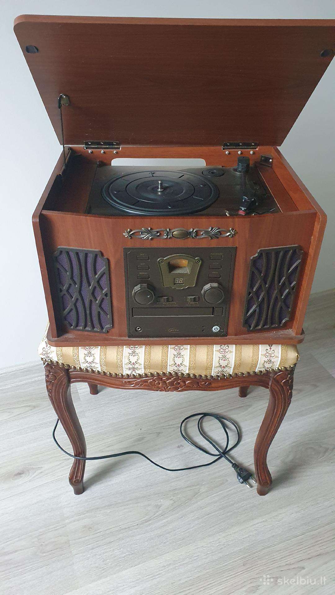 Parduodu radio magnetofoną.