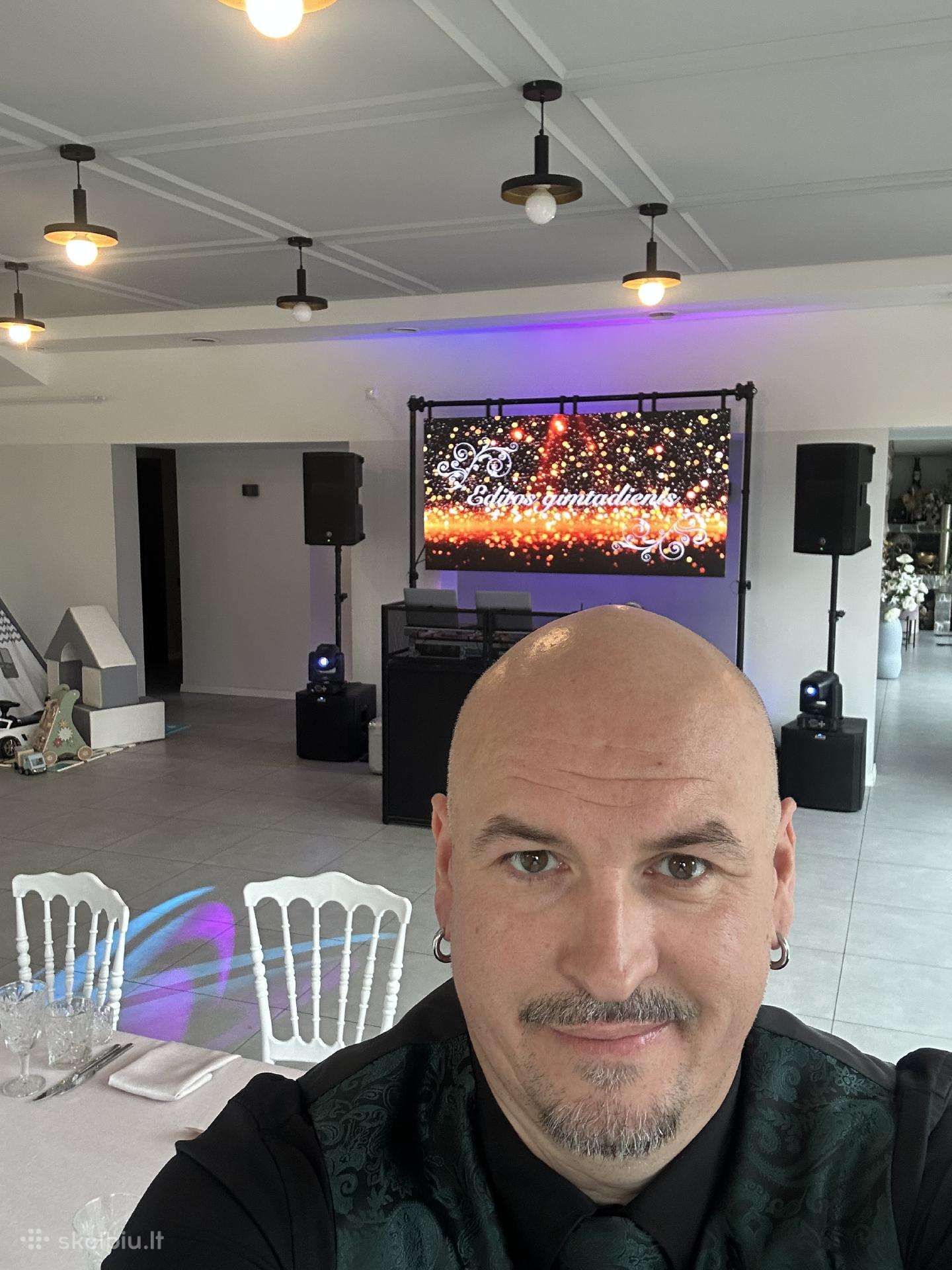 Vedėjas ir Dj viename, su aparatūra - kaina 600€.