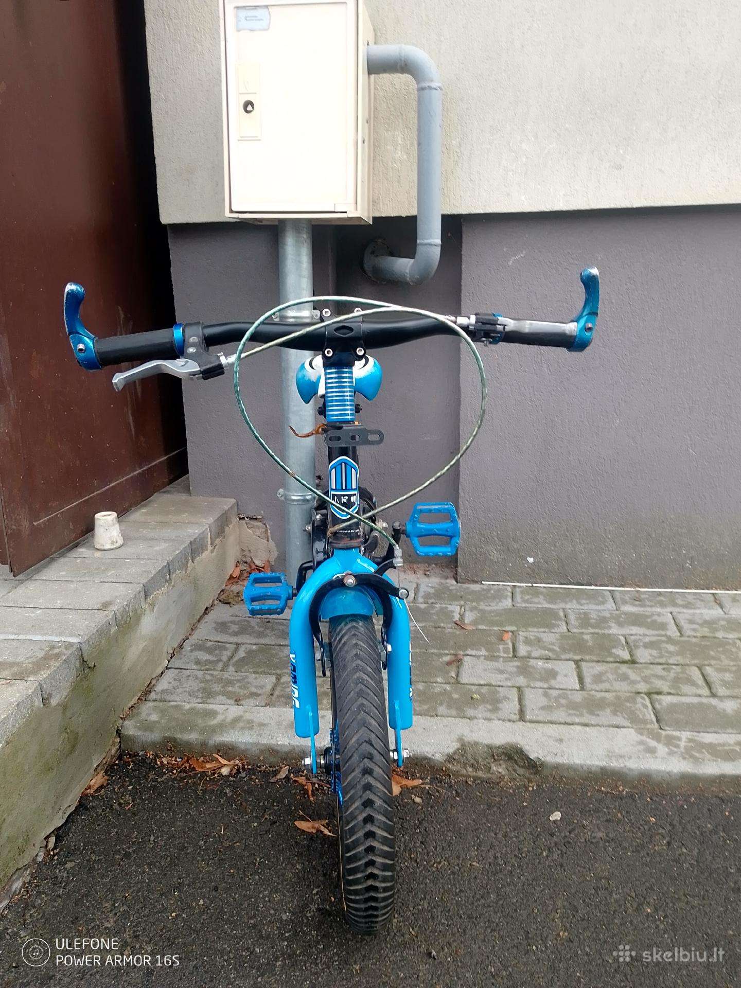 Vaikiškas dviratis yra pagalbiniai ratukai