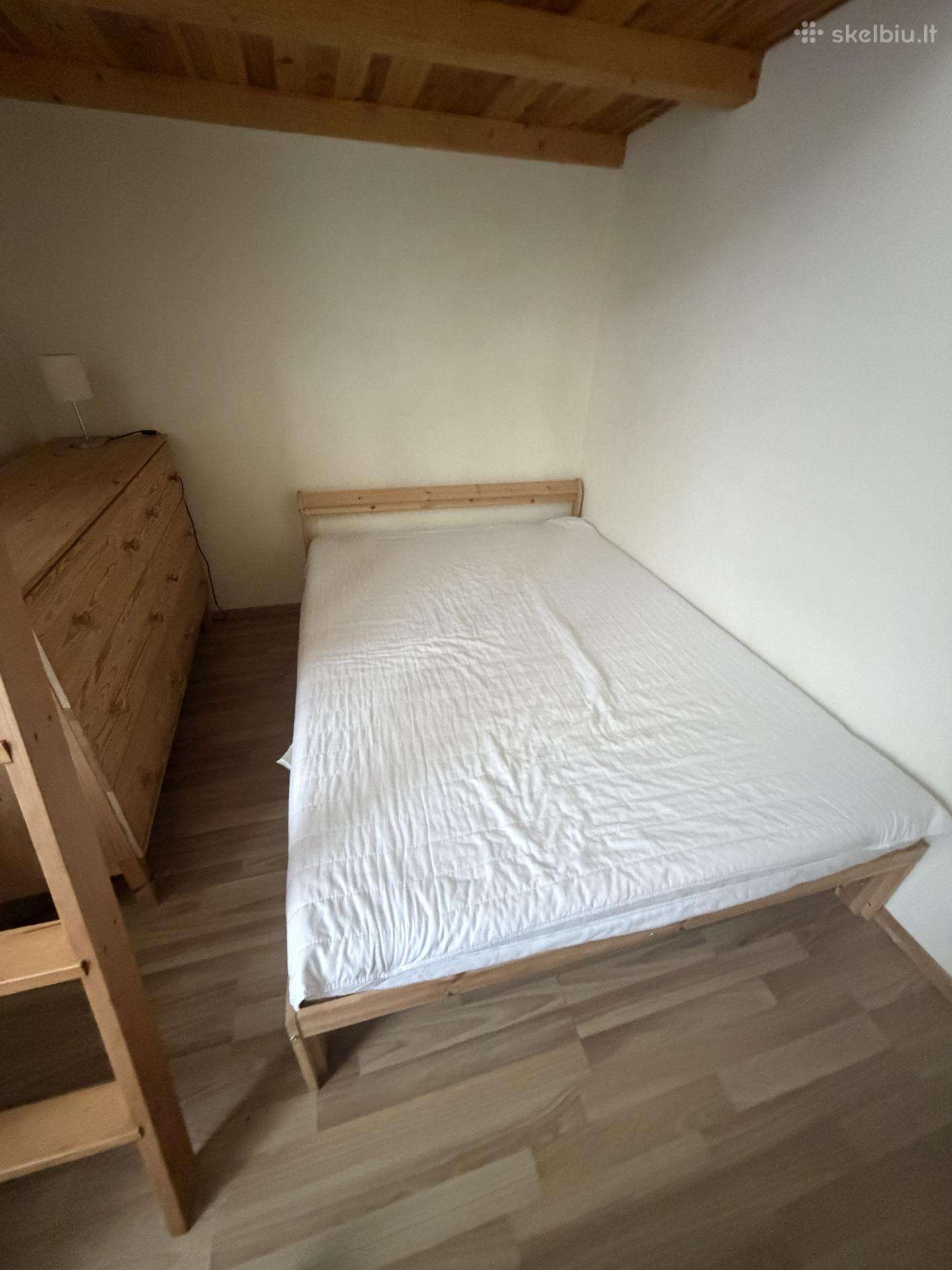 Lova su čiužiniu ir grotelėmis