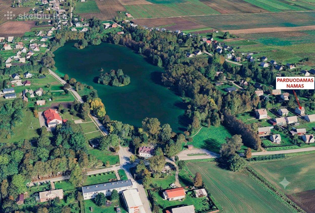 Išskirtinėje vietoje prie ežero – mūrinis namas