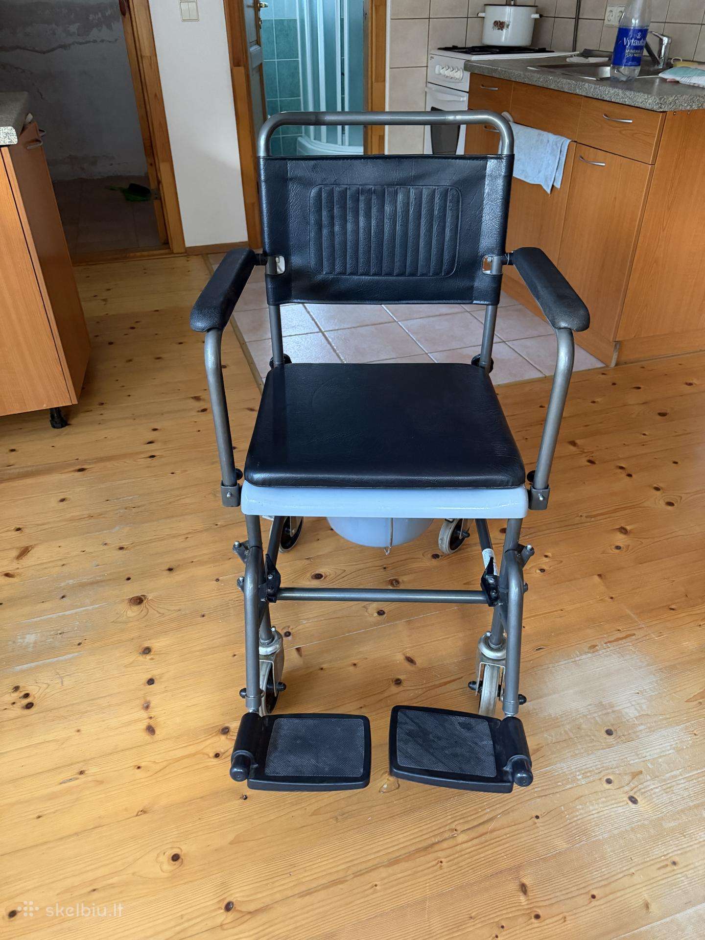 Tualeto kėdė su ratukais (mažai naudota)
