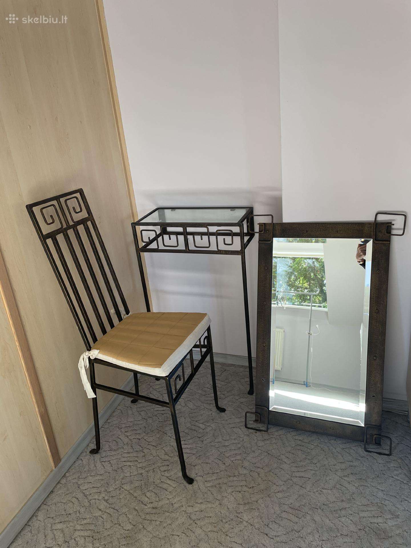 Išskirtinis kaltinio metalo komplektas