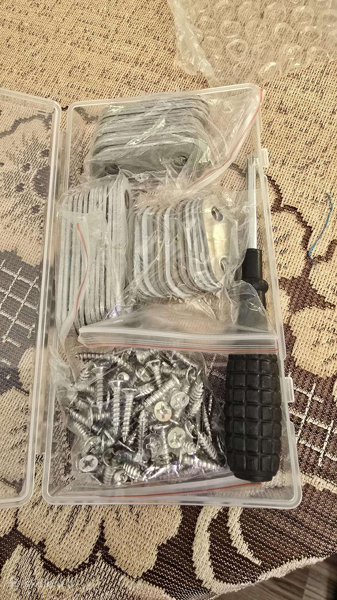 Naujas tvirtinimo detalių rinkinis su atsuktuvu