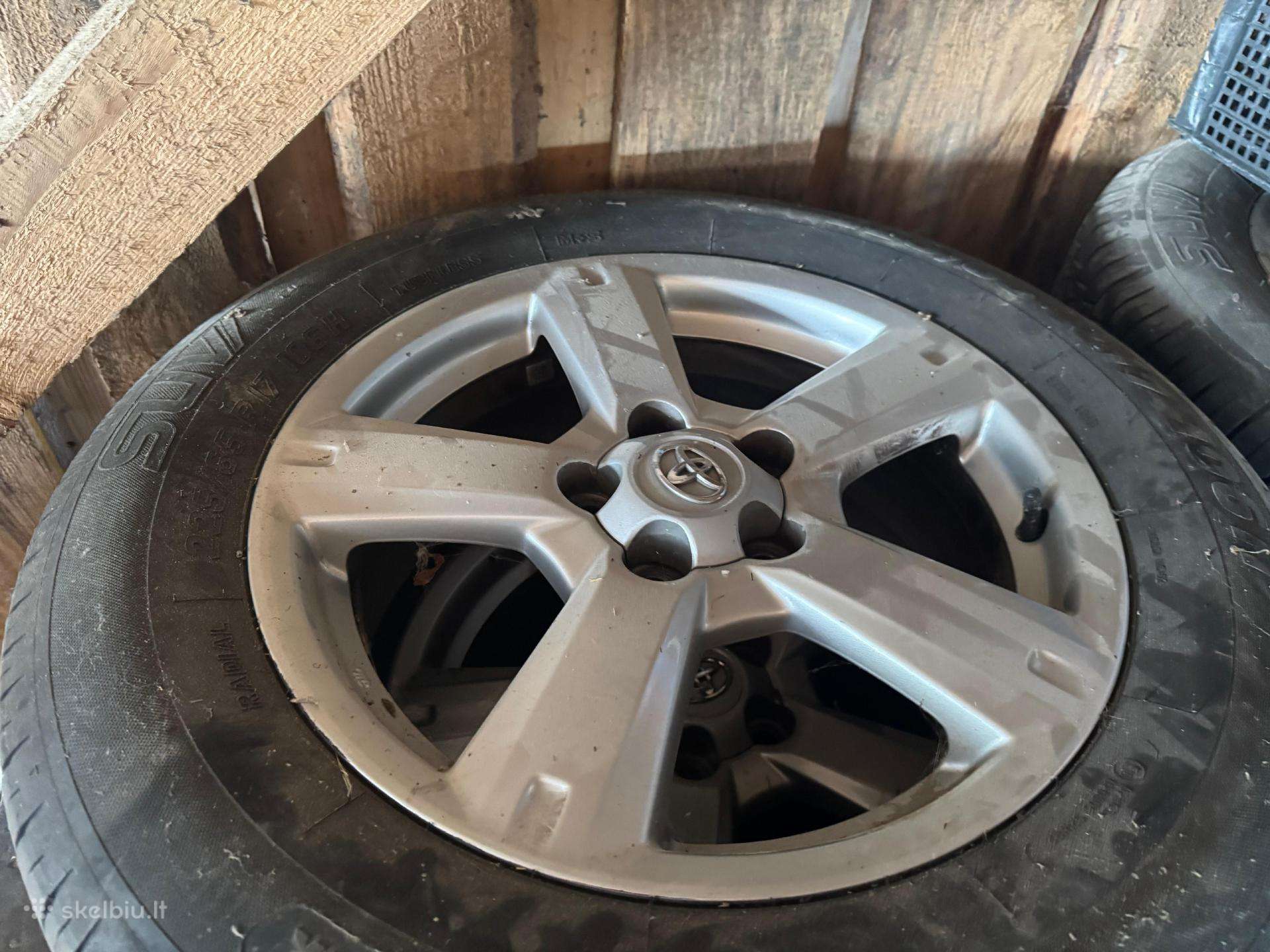 Toyota R17 ratlankiai su padangomis