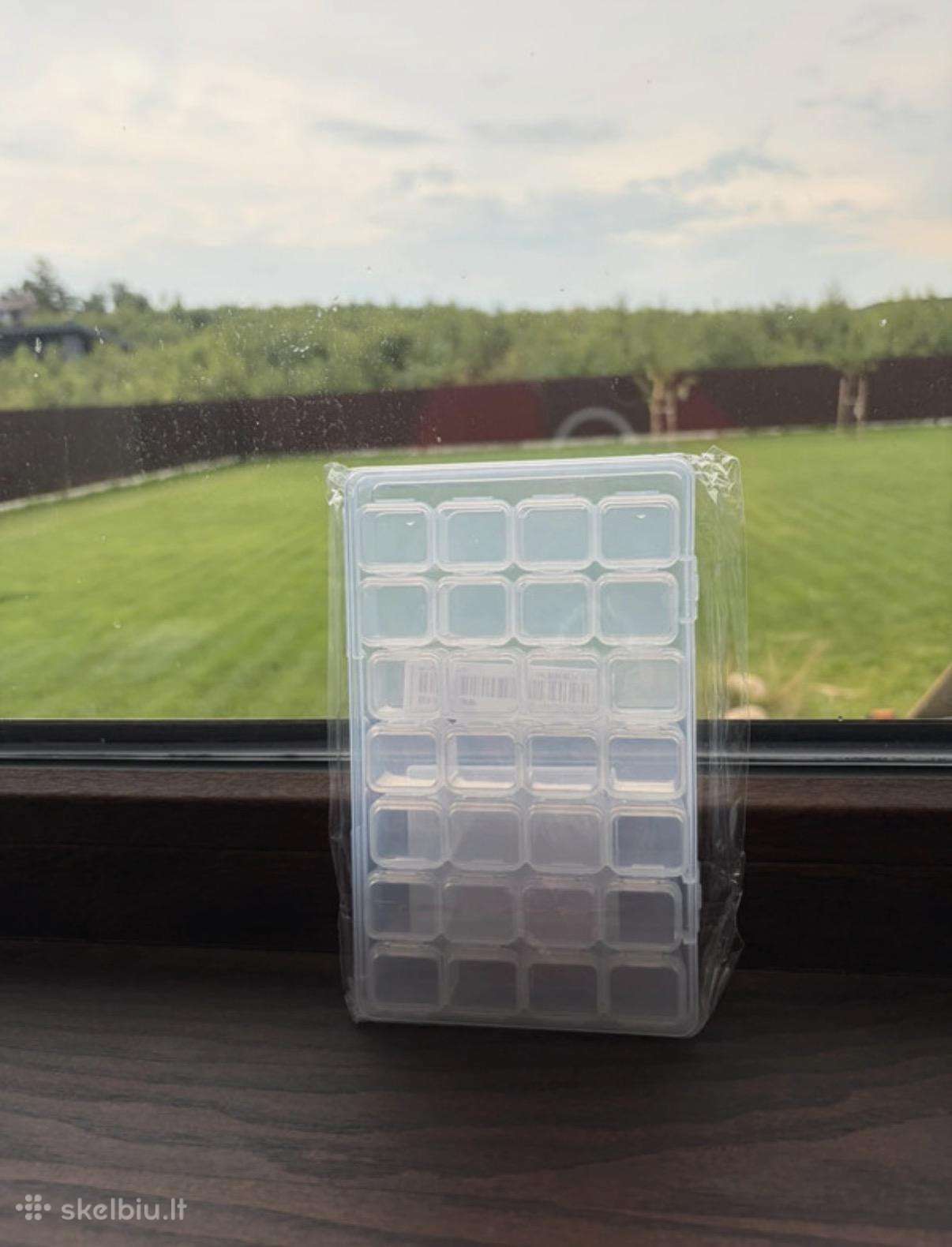 28 mini dėžutės smulkiems daiktams.