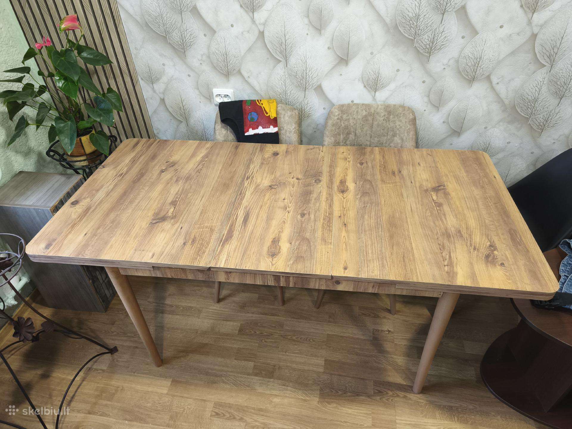 Stalas svetainės su prailginimu