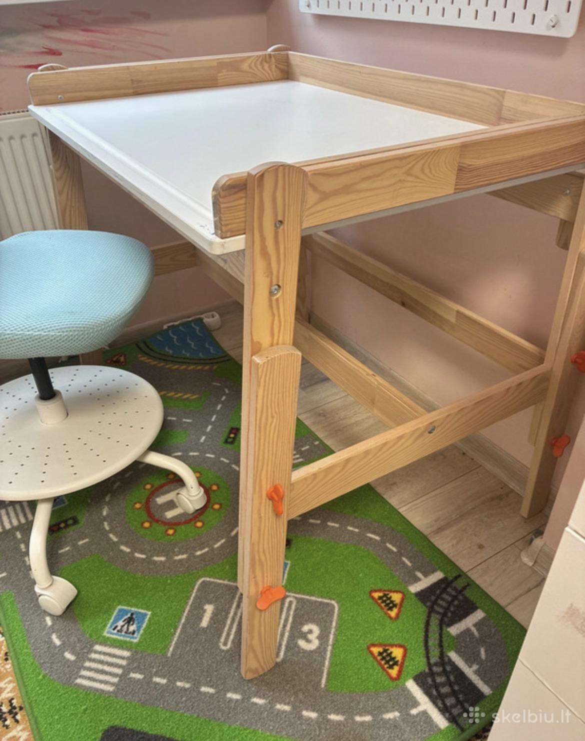 Vaikiškas rašomasis stalas Ikea + kėdė + kilimėlis