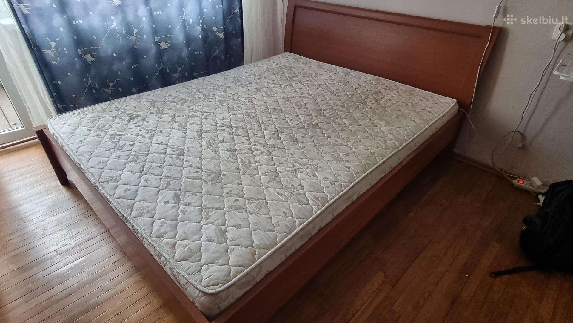 Miegamojo lova su čiužiniu