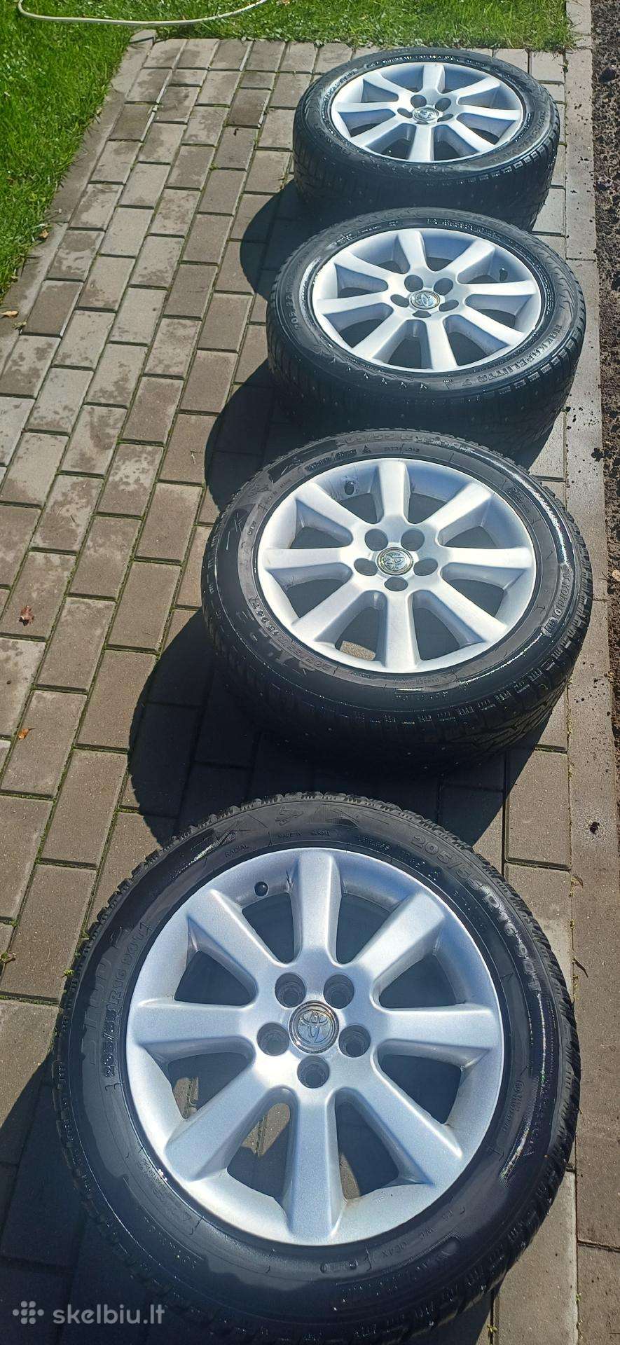 Avensis ratlankiai su padangomis