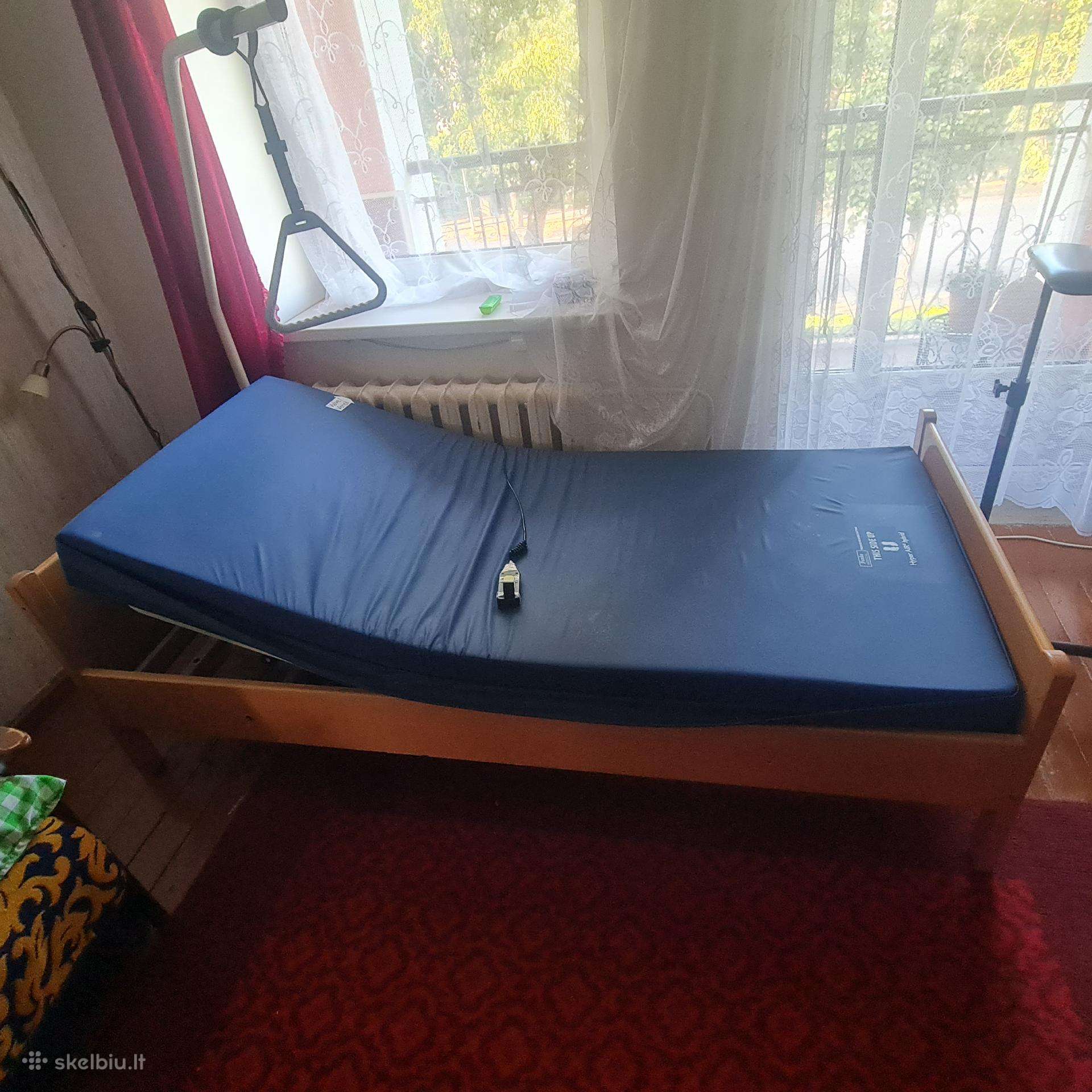 El lova su čiužiniu nuo pragulų
