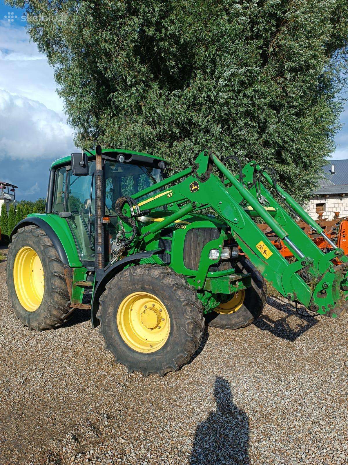 Traktorius john deere 6330 su krautuvu