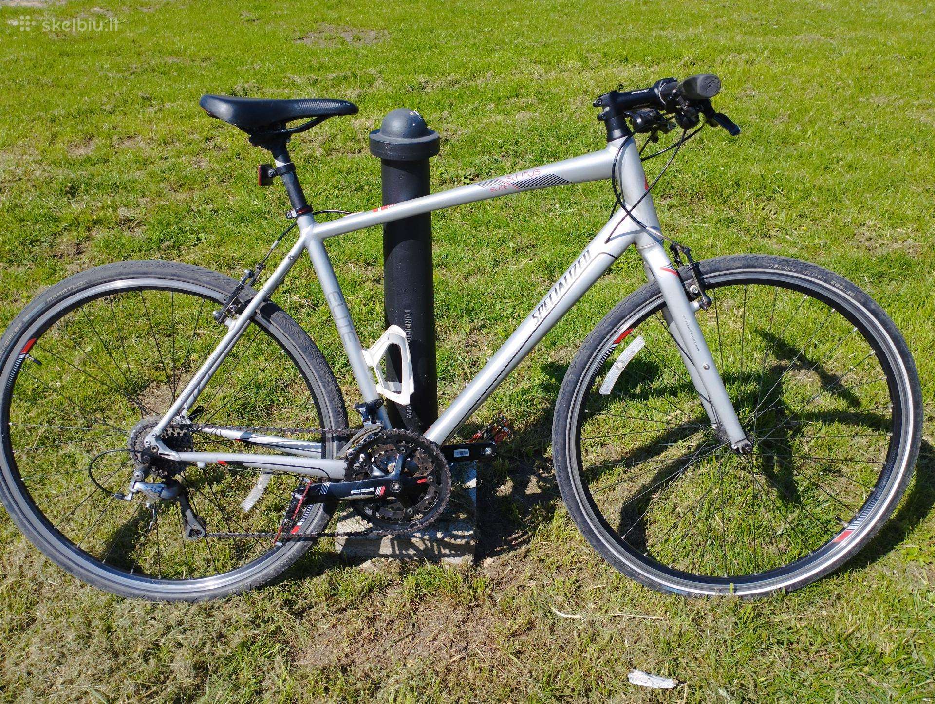 Du hibridai. Specialized Sirrus ir Merida