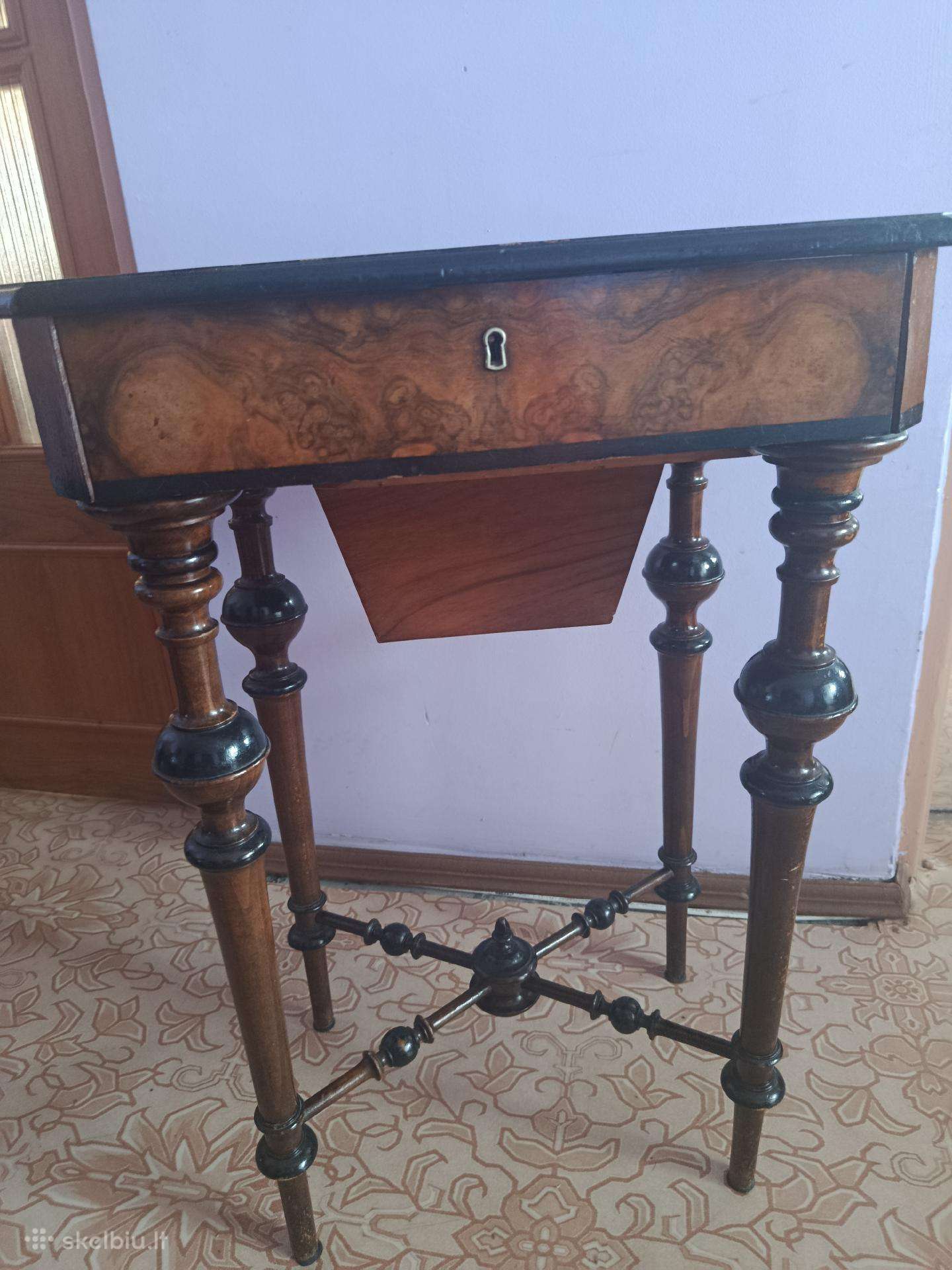 Riešutmedžio stalelis