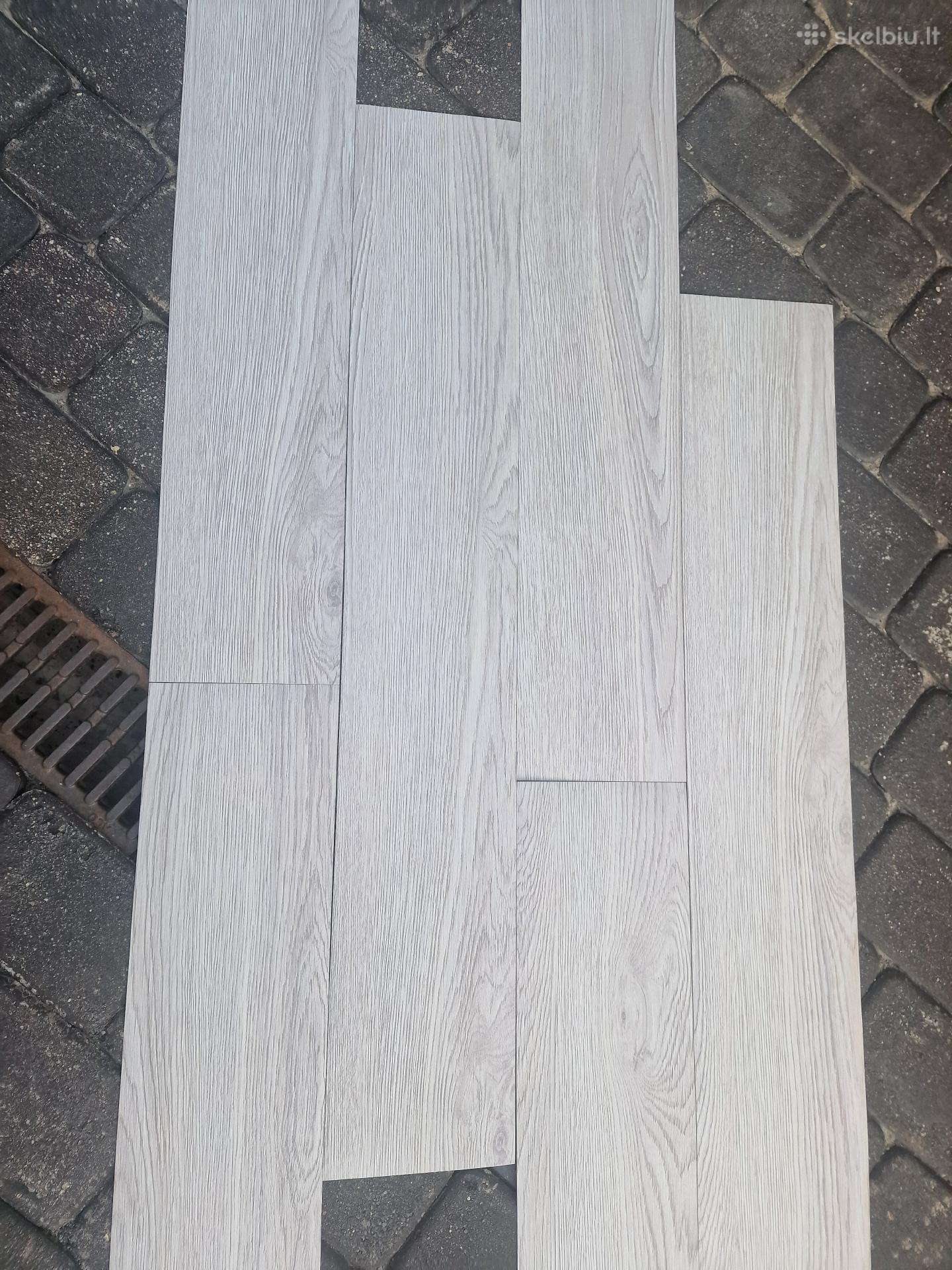 Šviesios pilkai baltos klijuojamos vinilinės grin