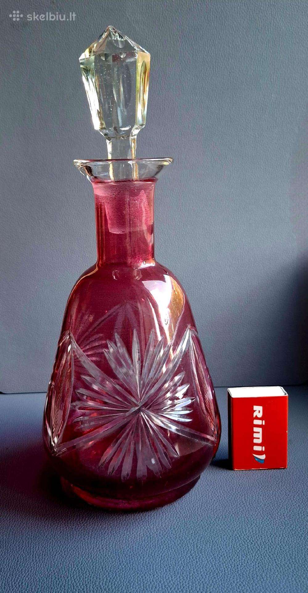 Vintažinis rubininio krištolo grafinas.