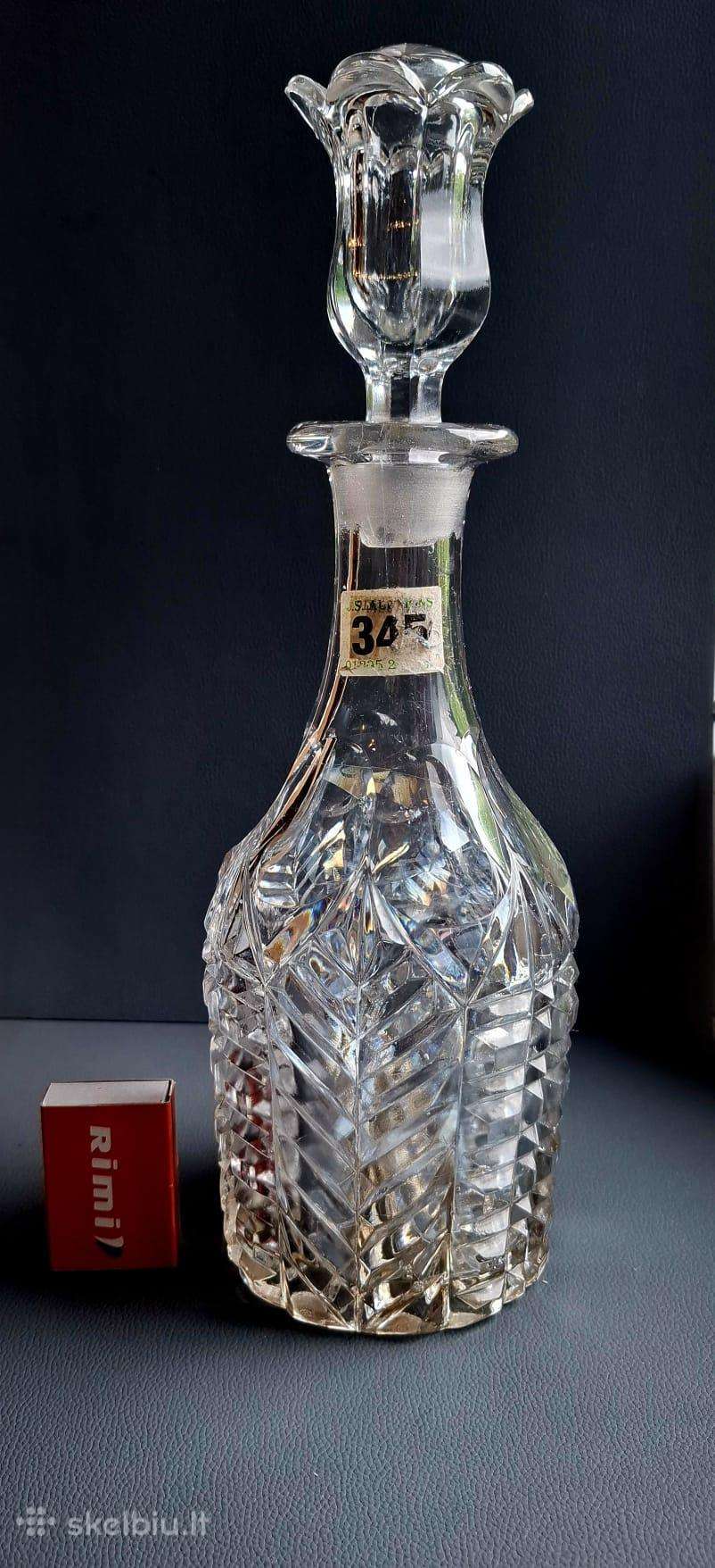 Aukcioninis vintažinis krištolo grafinas.