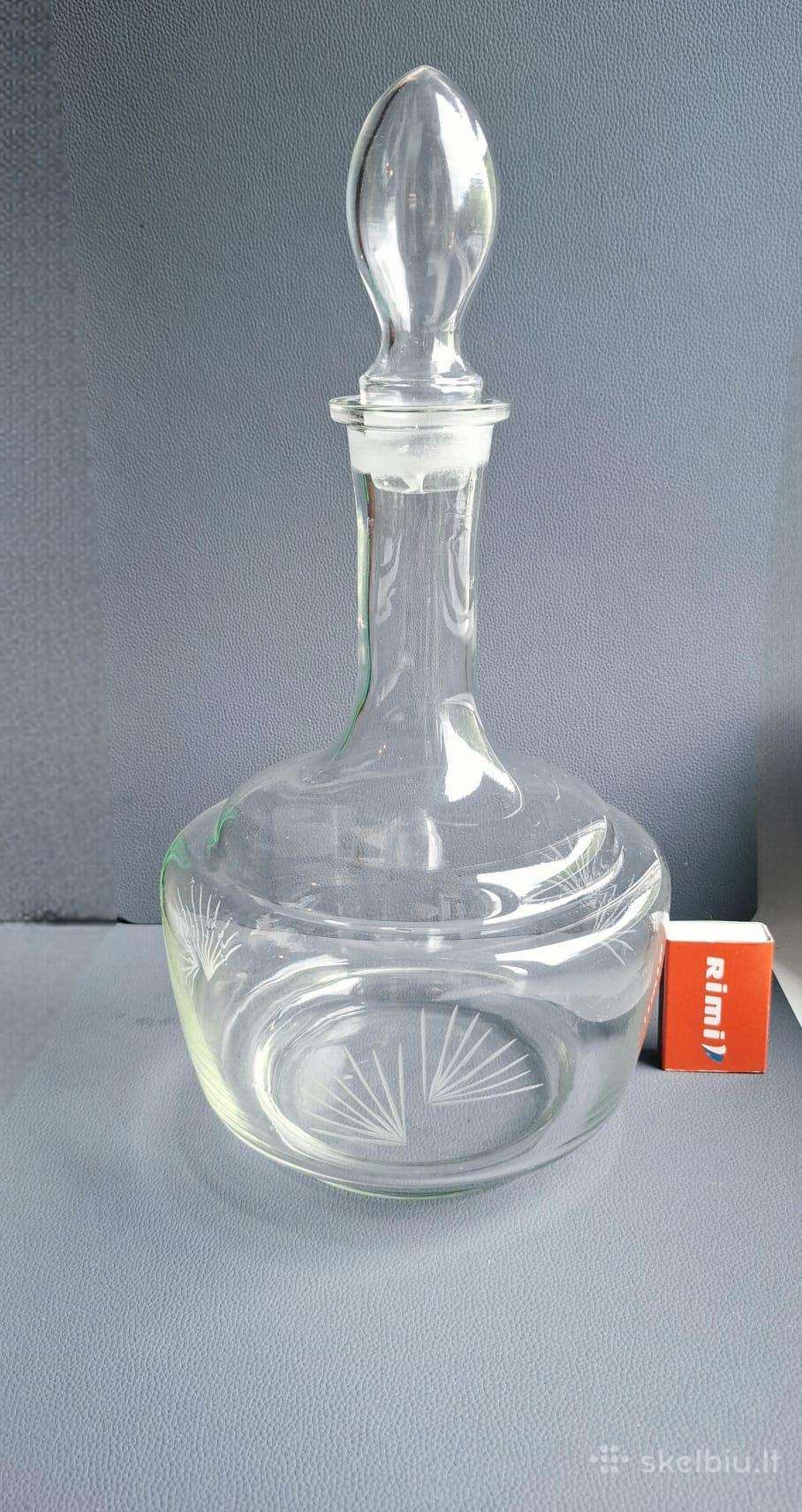 Platus vintažinis krištolo grafinas.