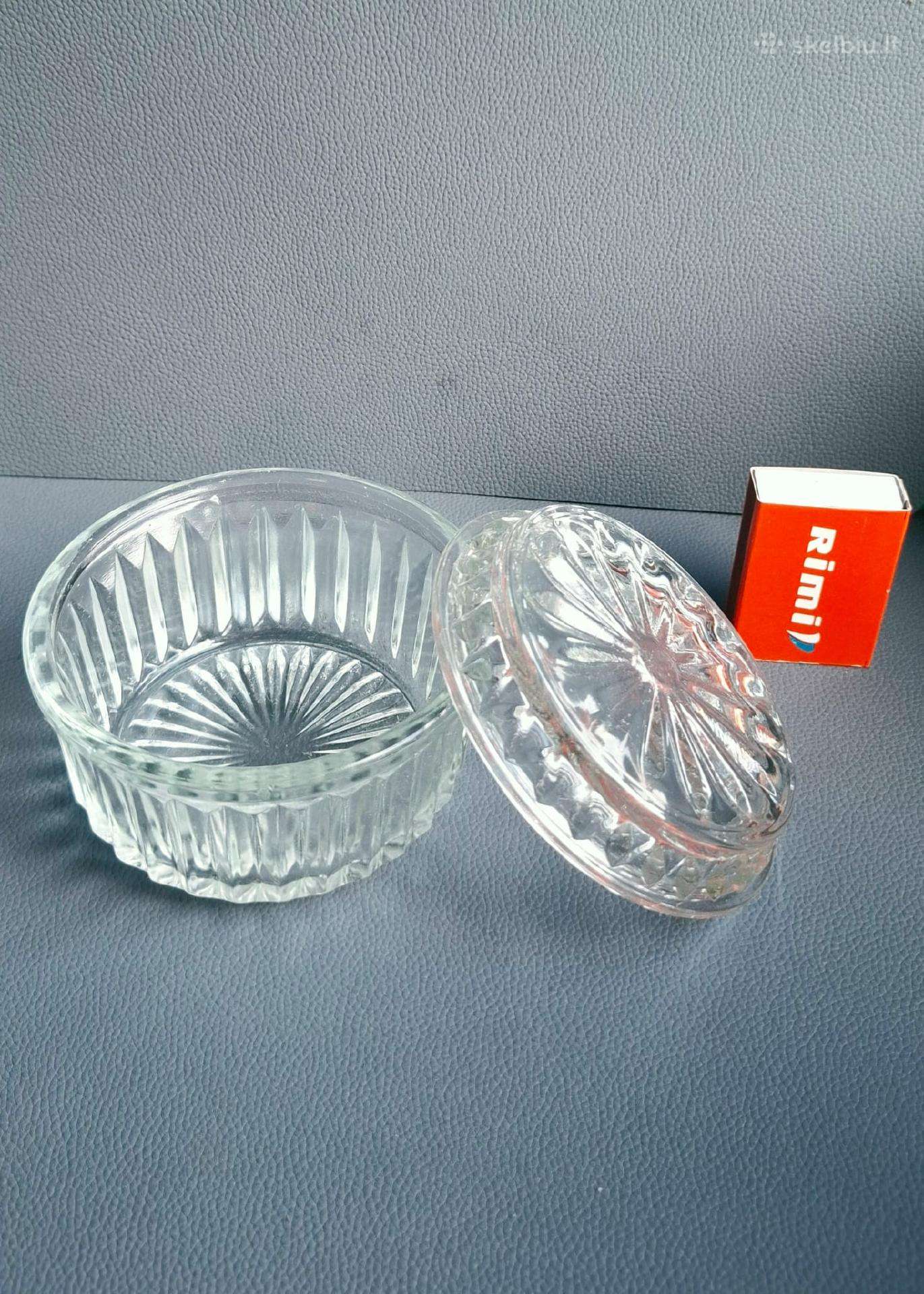 Vintažinė stiklo sviestinė (cukrinė)
