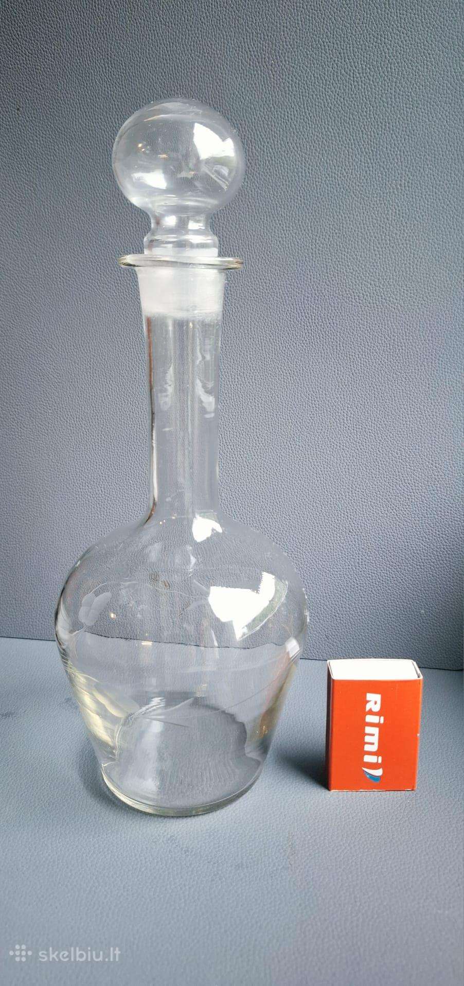 Minimalistinis vintažinis stiklo grafinas.