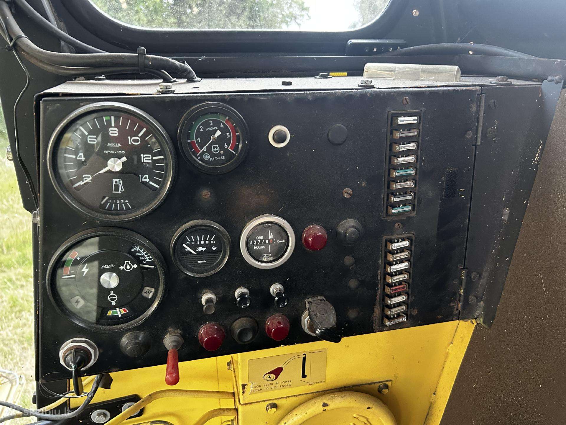 New Holland 8060, combine harvesters