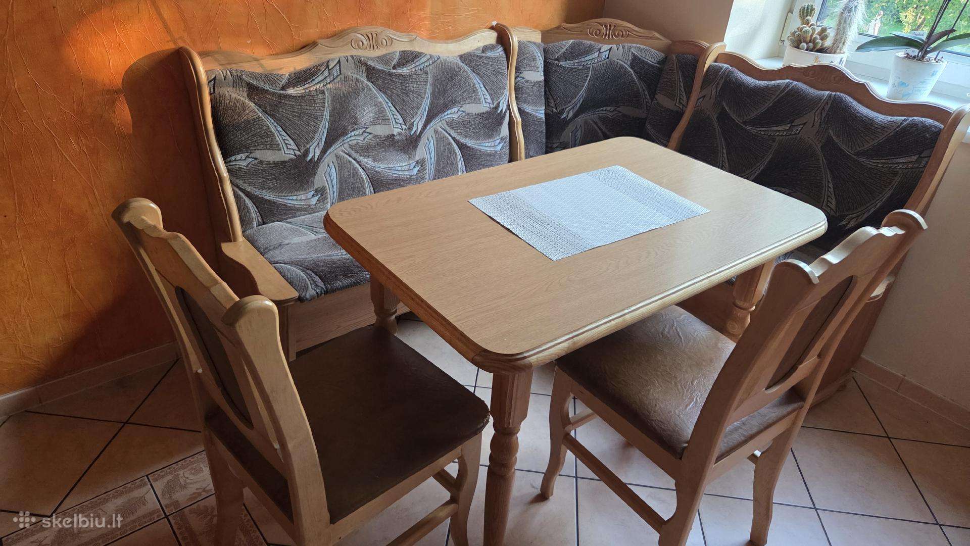 Virtuvinis kampas, stalas ir 2 kėdės
