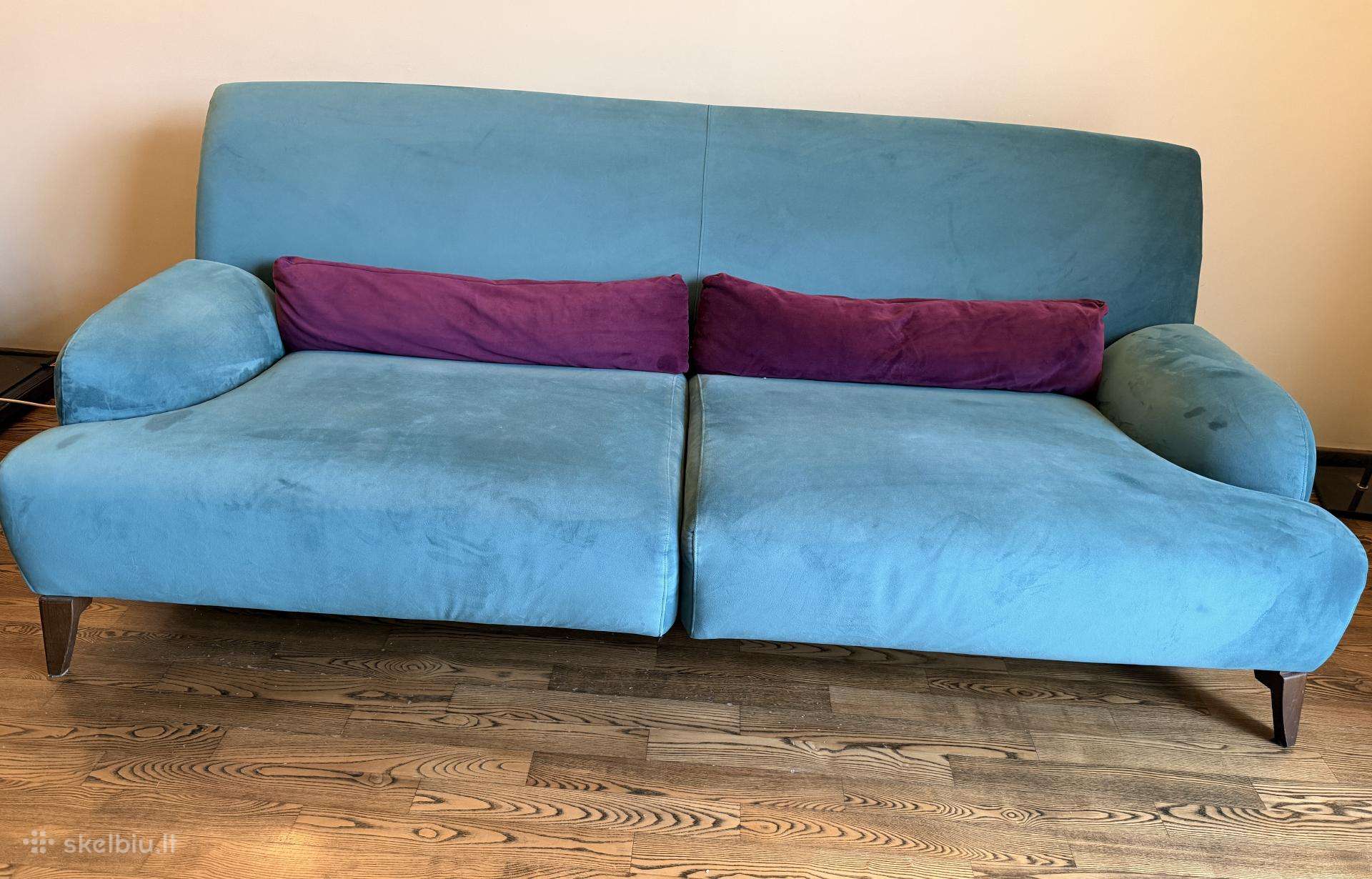 Mėlyna velvetinė sofa