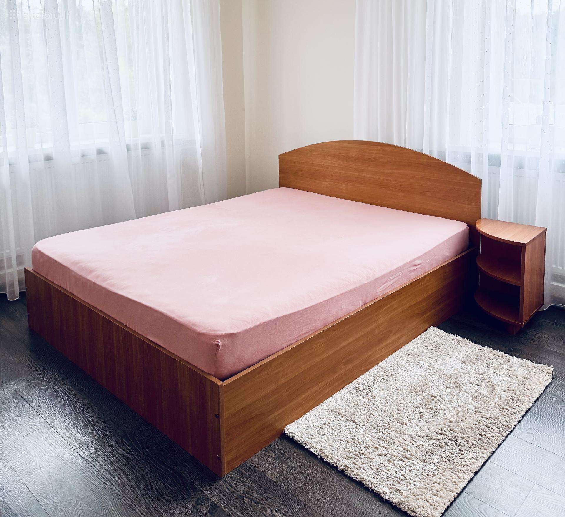Dovanoju lovą ir dvi mažas spinteles prie jos