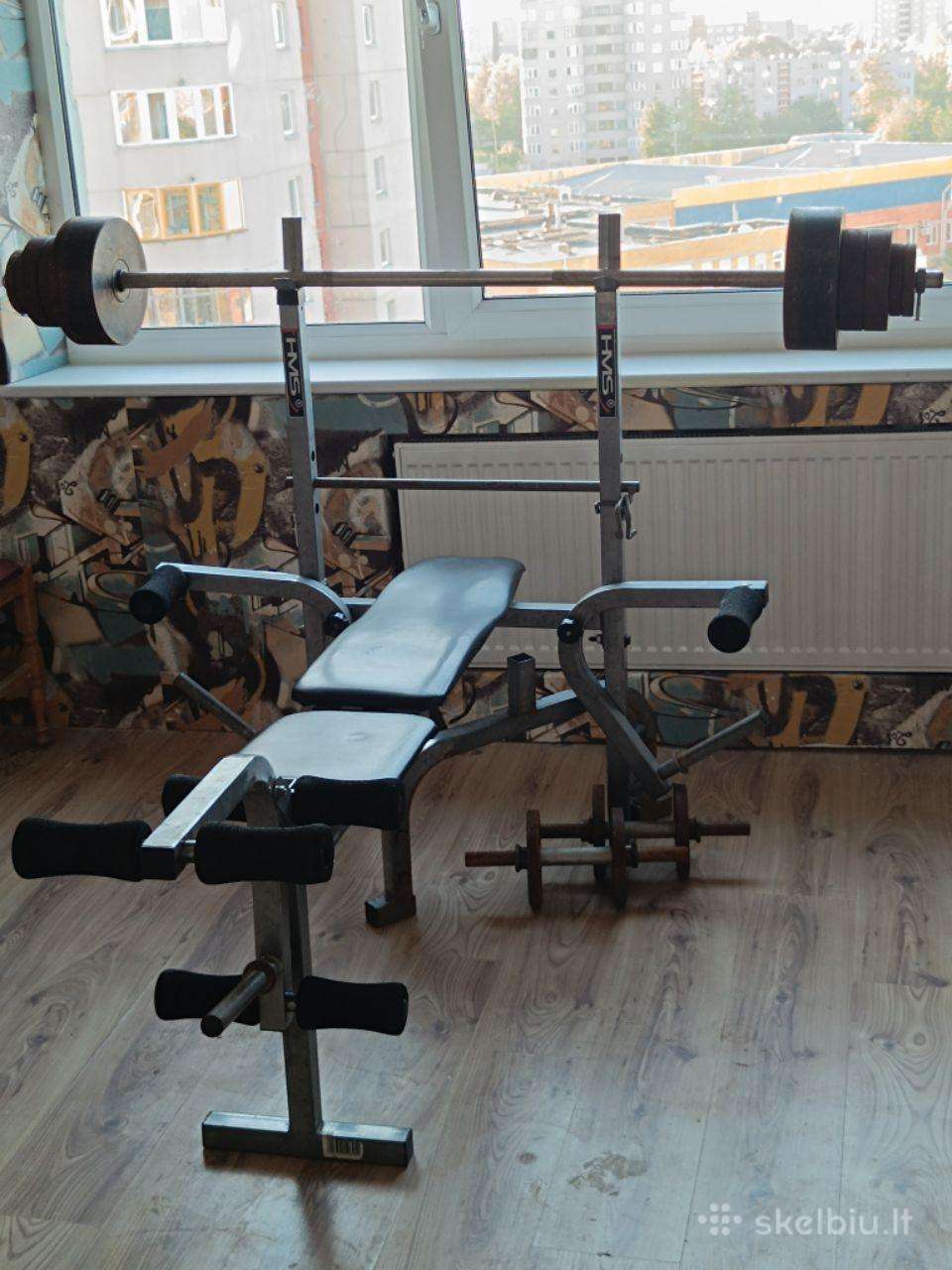 Sporto suoliukas su štanga, svoriais ir hanteliais