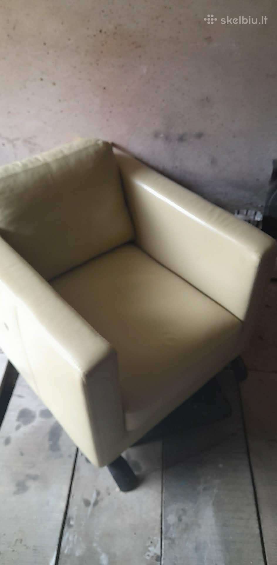 Šviesiai žalias fotelis