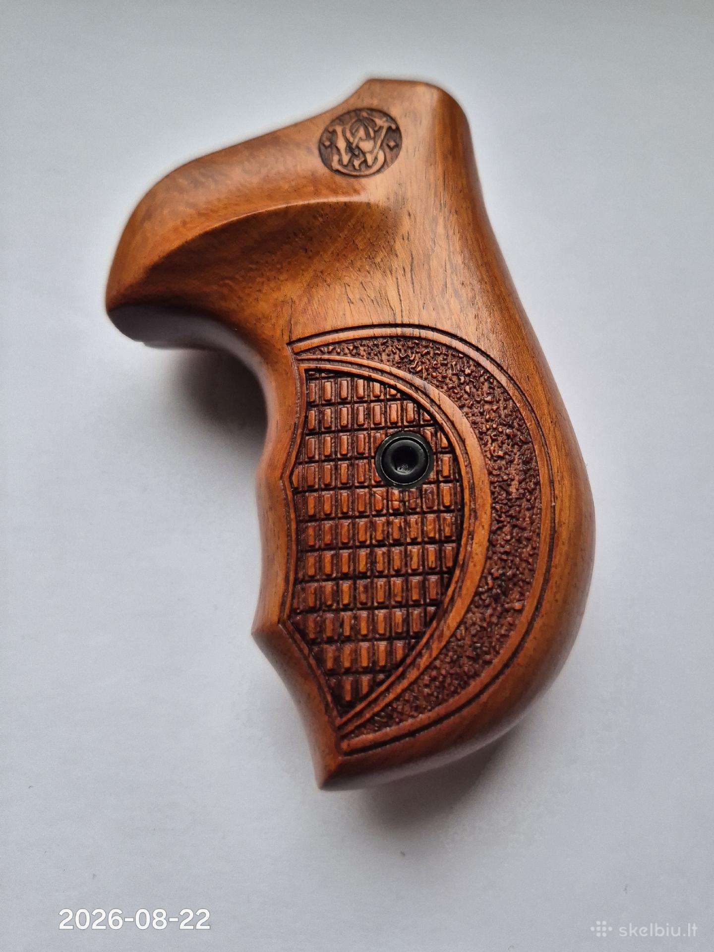 Revolverio Smith & Wesson medinė rankena